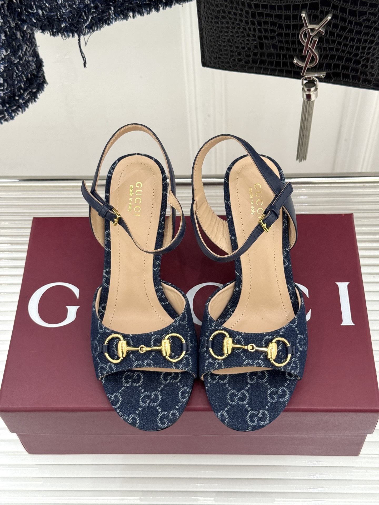 Gucci/古驰26WF新品马衔扣老花鱼嘴高跟凉鞋以经典马衔扣续写意式传奇 。鱼嘴剪裁轻露趾尖纤细猫跟勾