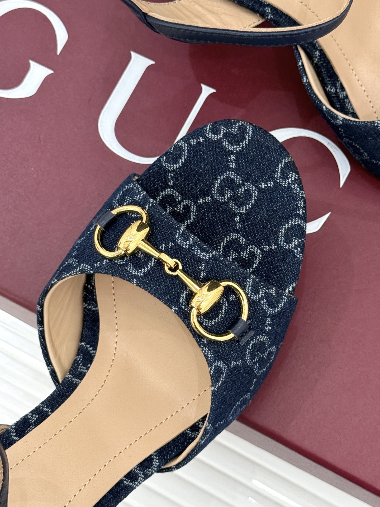 Gucci/古驰26WF新品马衔扣老花鱼嘴高跟凉鞋以经典马衔扣续写意式传奇 。鱼嘴剪裁轻露趾尖纤细猫跟勾