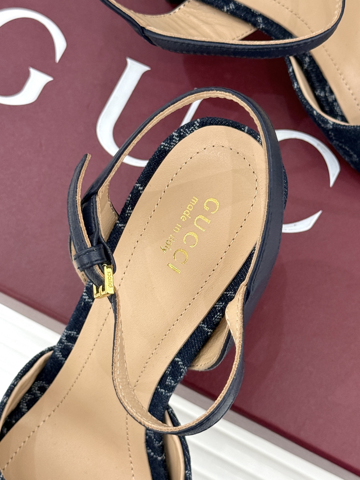 Gucci/古驰26WF新品马衔扣老花鱼嘴高跟凉鞋以经典马衔扣续写意式传奇 。鱼嘴剪裁轻露趾尖纤细猫跟勾