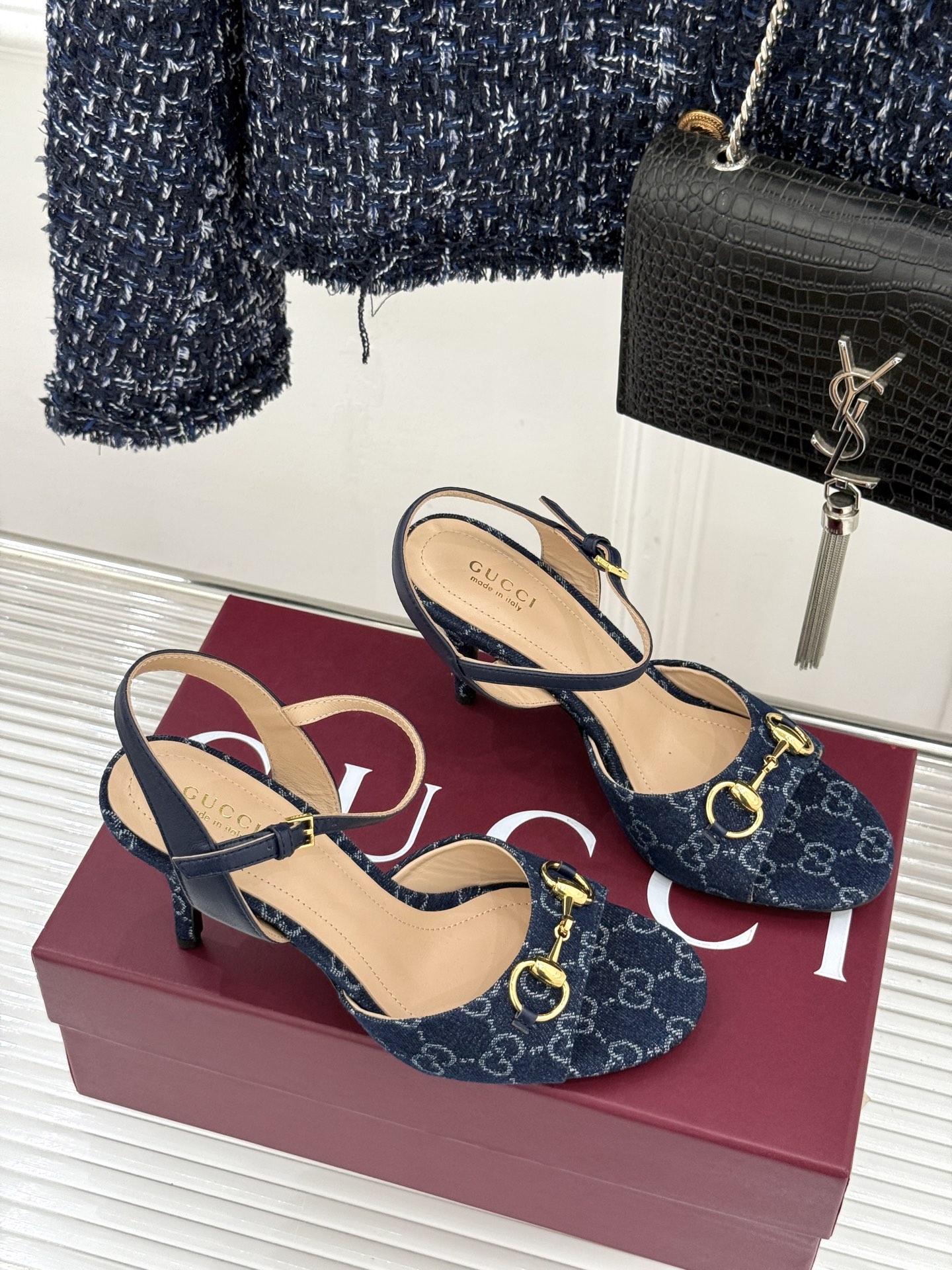 Gucci/古驰26WF新品马衔扣老花鱼嘴高跟凉鞋以经典马衔扣续写意式传奇 。鱼嘴剪裁轻露趾尖纤细猫跟勾