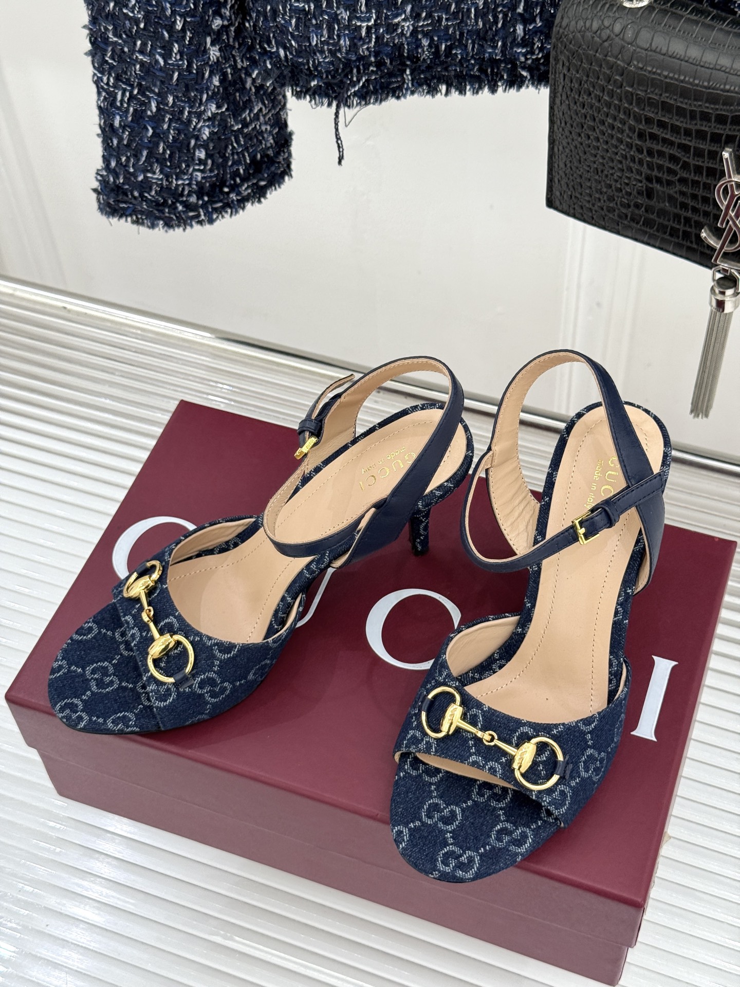 Gucci/古驰26WF新品马衔扣老花鱼嘴高跟凉鞋以经典马衔扣续写意式传奇 。鱼嘴剪裁轻露趾尖纤细猫跟勾