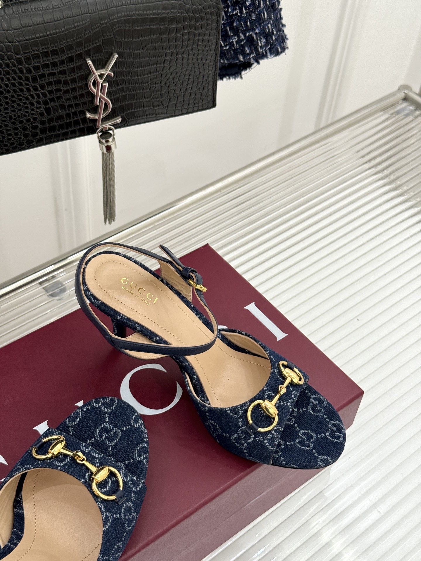 Gucci/古驰26WF新品马衔扣老花鱼嘴高跟凉鞋以经典马衔扣续写意式传奇 。鱼嘴剪裁轻露趾尖纤细猫跟勾