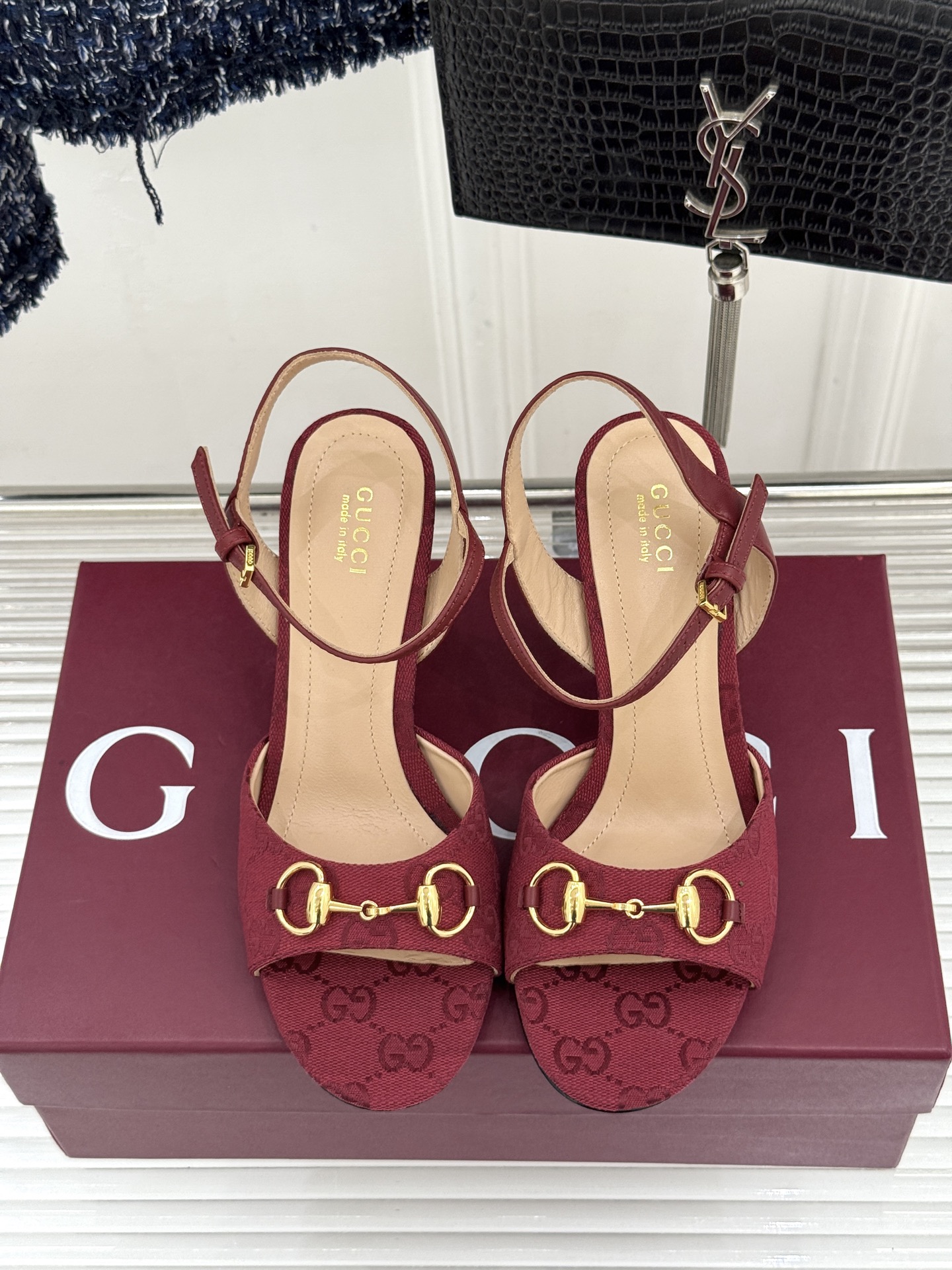 Gucci/古驰26WF新品马衔扣老花鱼嘴高跟凉鞋以经典马衔扣续写意式传奇 。鱼嘴剪裁轻露趾尖纤细猫跟勾