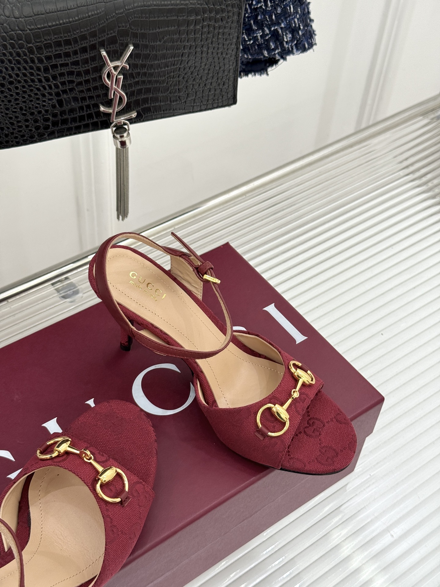 Gucci/古驰26WF新品马衔扣老花鱼嘴高跟凉鞋以经典马衔扣续写意式传奇 。鱼嘴剪裁轻露趾尖纤细猫跟勾