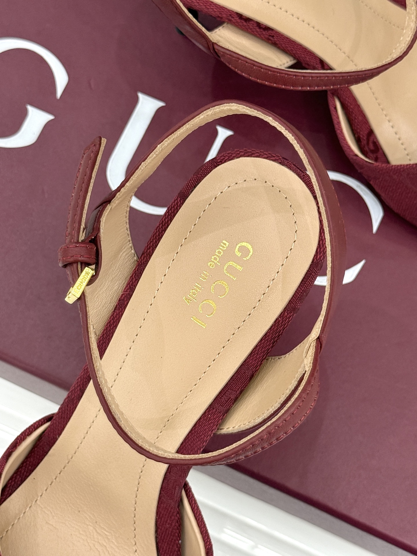 Gucci/古驰26WF新品马衔扣老花鱼嘴高跟凉鞋以经典马衔扣续写意式传奇 。鱼嘴剪裁轻露趾尖纤细猫跟勾