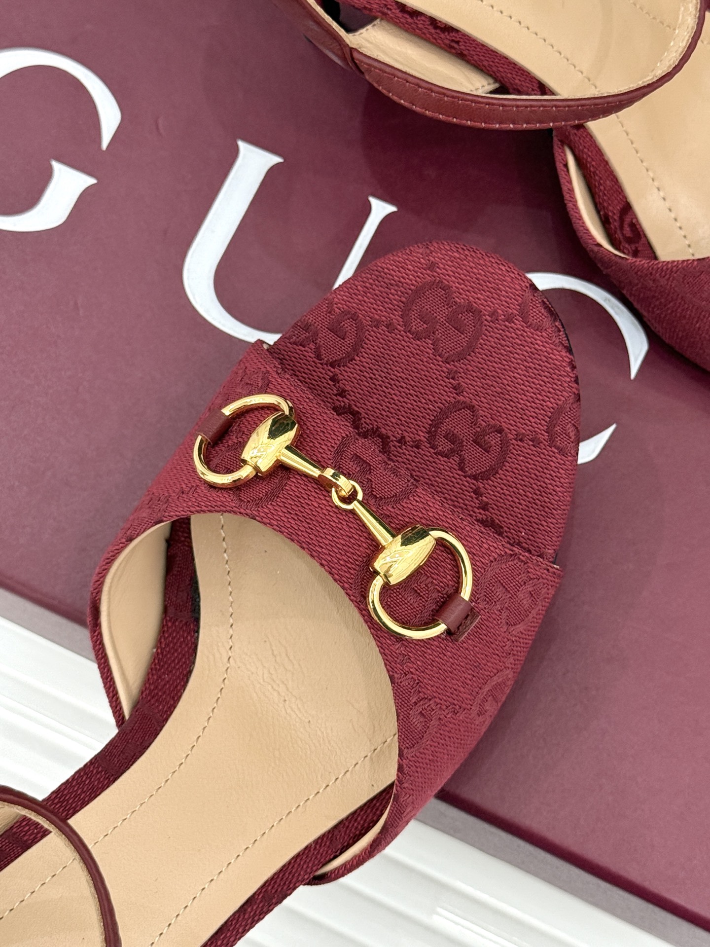 Gucci/古驰26WF新品马衔扣老花鱼嘴高跟凉鞋以经典马衔扣续写意式传奇 。鱼嘴剪裁轻露趾尖纤细猫跟勾