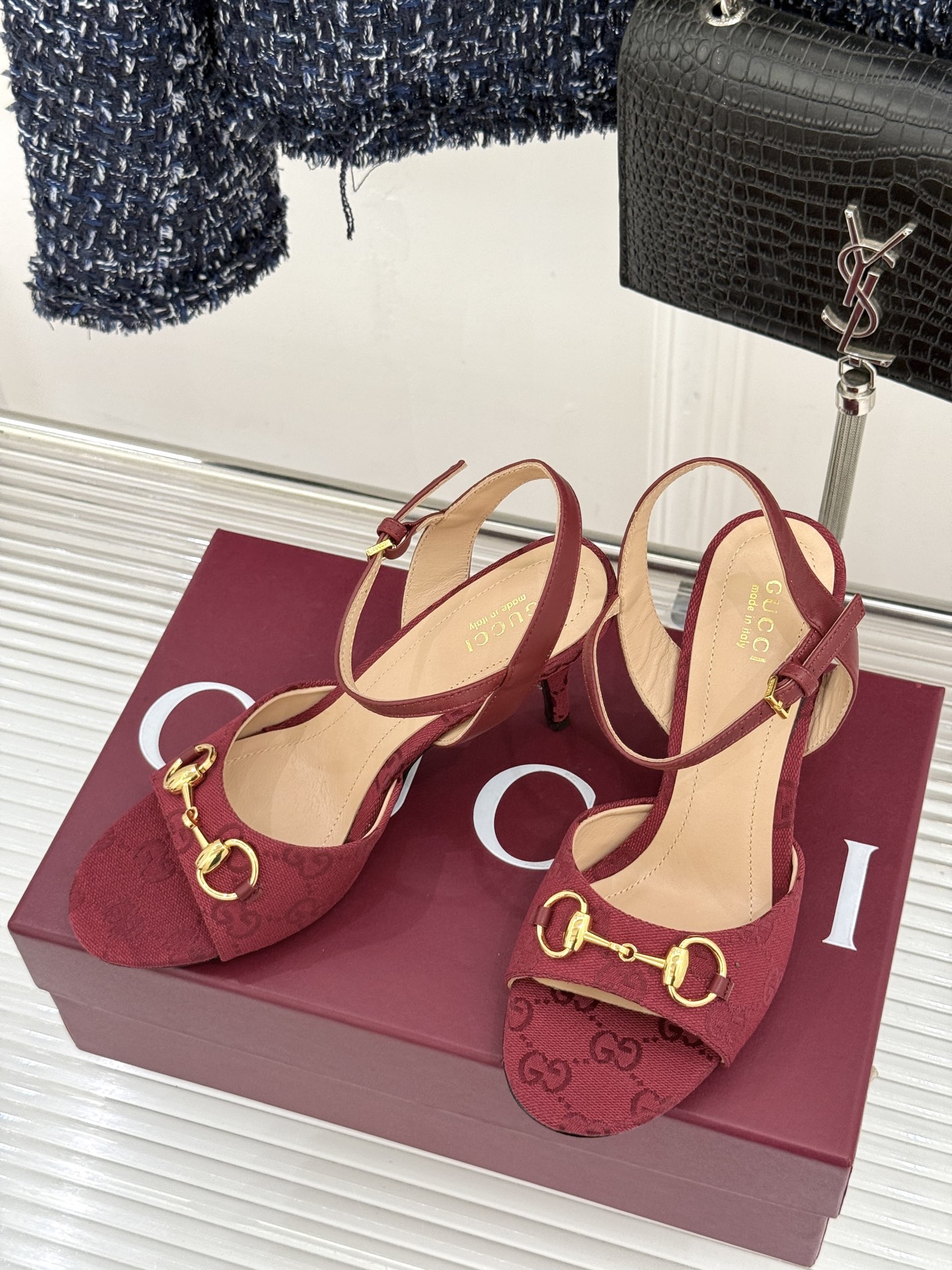 Gucci/古驰26WF新品马衔扣老花鱼嘴高跟凉鞋以经典马衔扣续写意式传奇 。鱼嘴剪裁轻露趾尖纤细猫跟勾