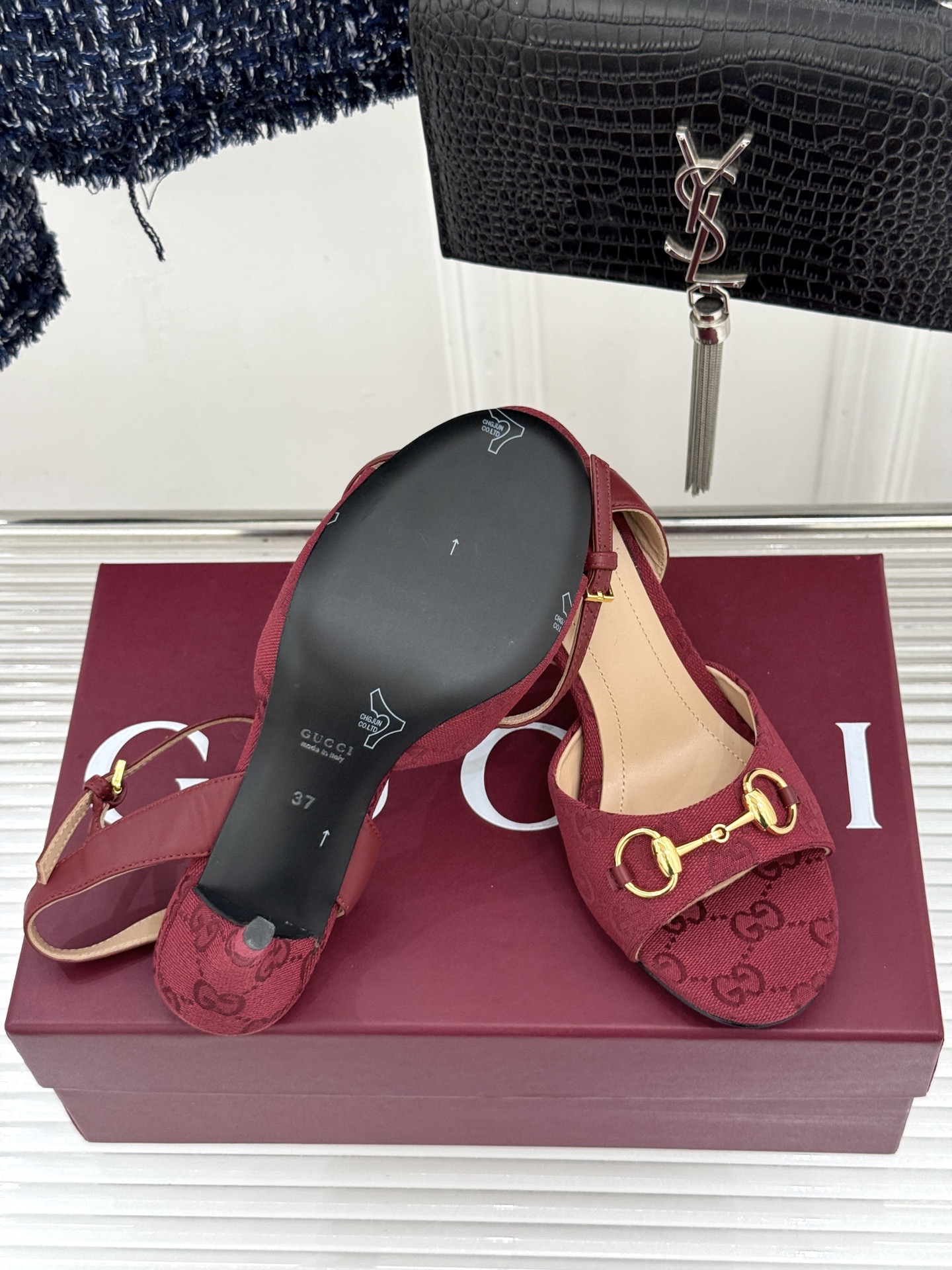 Gucci/古驰26WF新品马衔扣老花鱼嘴高跟凉鞋以经典马衔扣续写意式传奇 。鱼嘴剪裁轻露趾尖纤细猫跟勾