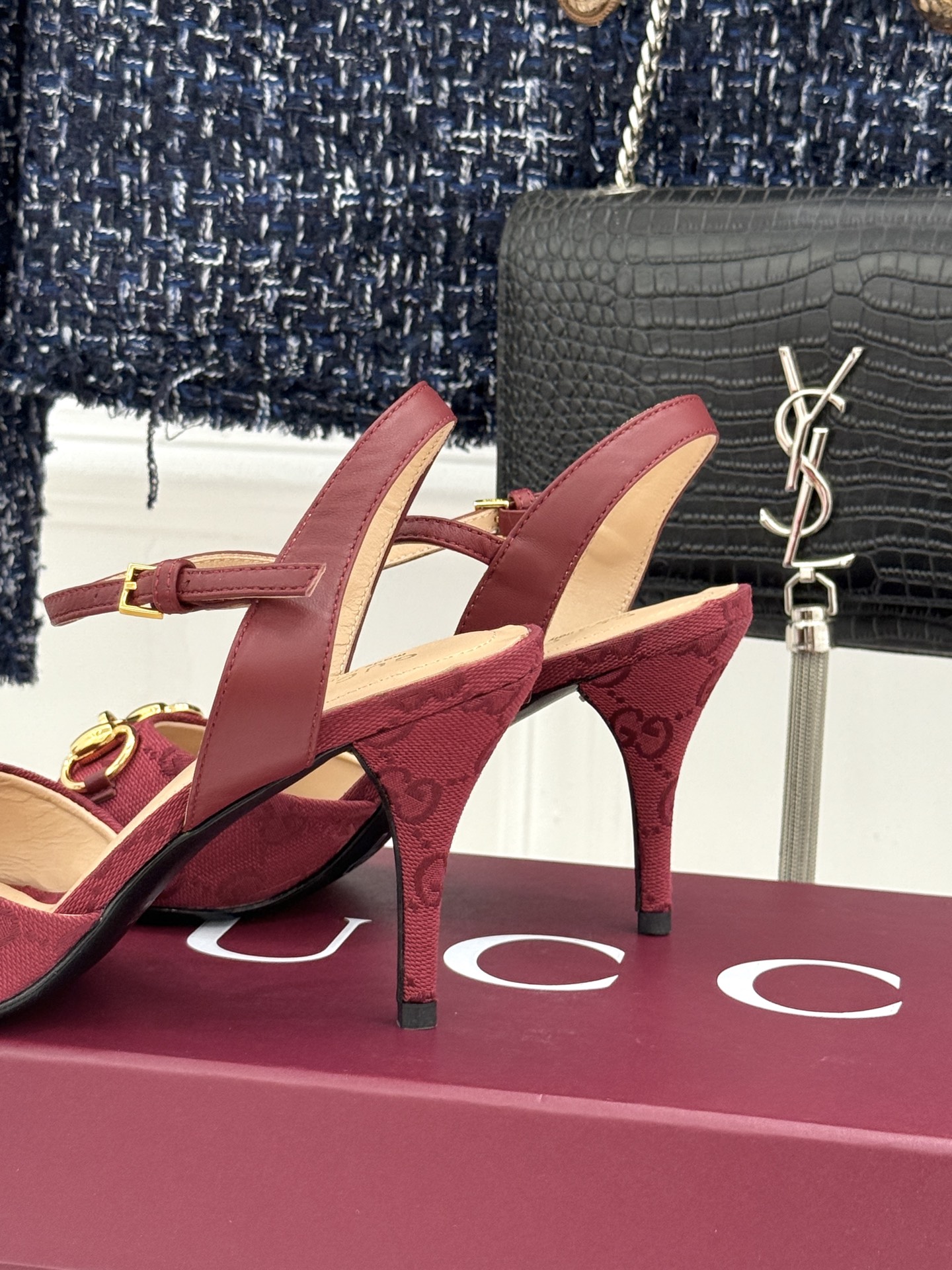 Gucci/古驰26WF新品马衔扣老花鱼嘴高跟凉鞋以经典马衔扣续写意式传奇 。鱼嘴剪裁轻露趾尖纤细猫跟勾