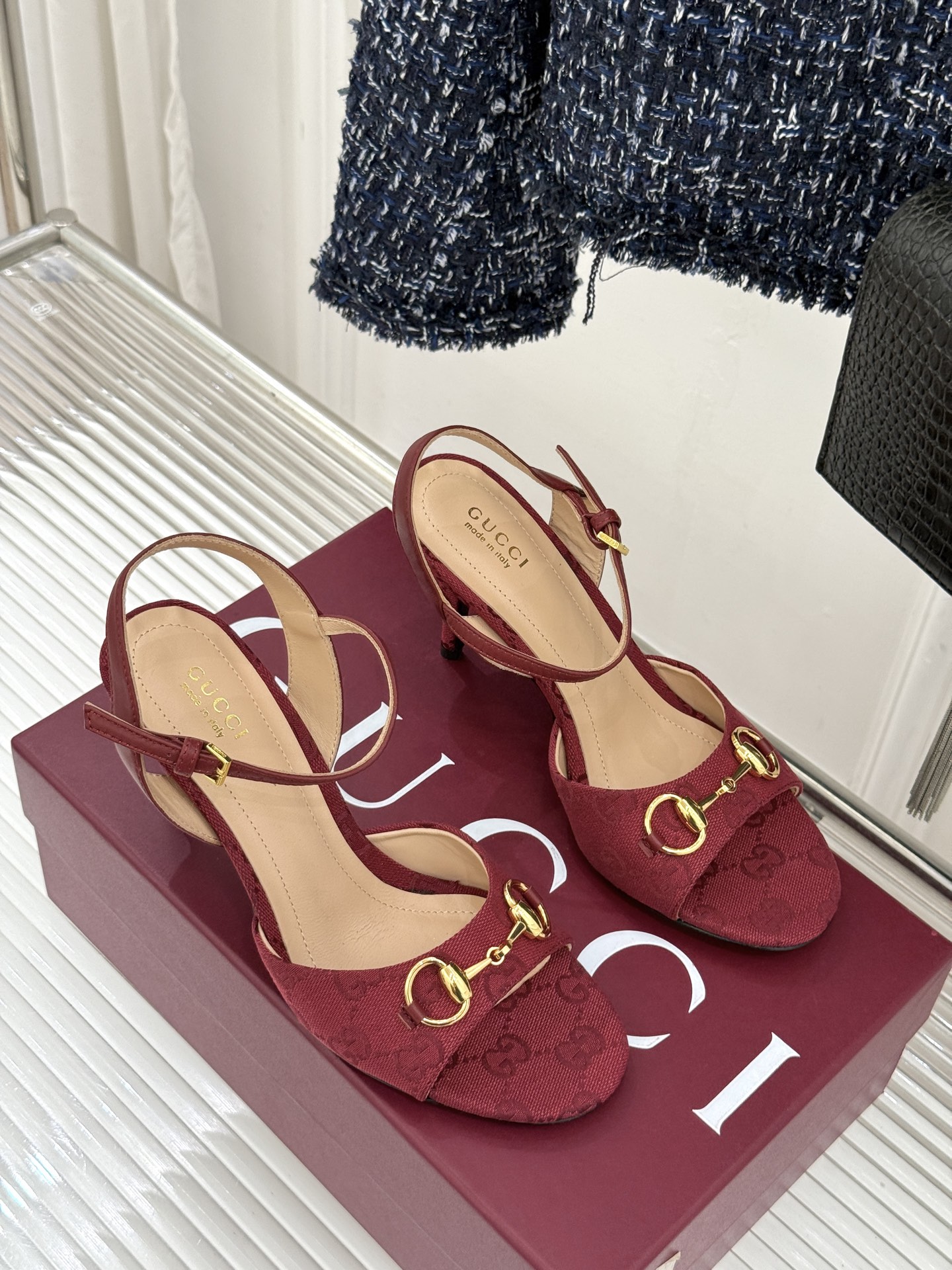 Gucci/古驰26WF新品马衔扣老花鱼嘴高跟凉鞋以经典马衔扣续写意式传奇 。鱼嘴剪裁轻露趾尖纤细猫跟勾