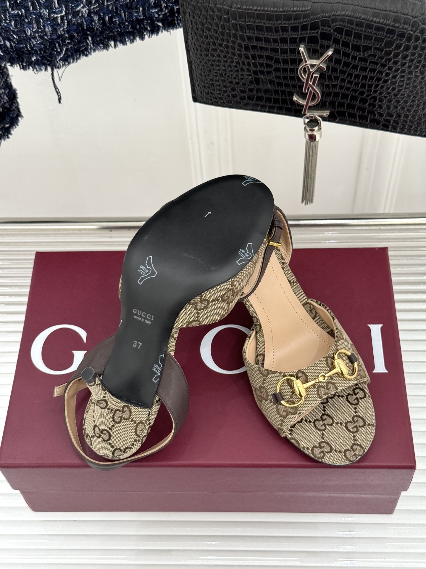 Gucci/古驰26WF新品马衔扣老花鱼嘴高跟凉鞋以经典马衔扣续写意式传奇 。鱼嘴剪裁轻露趾尖纤细猫跟勾