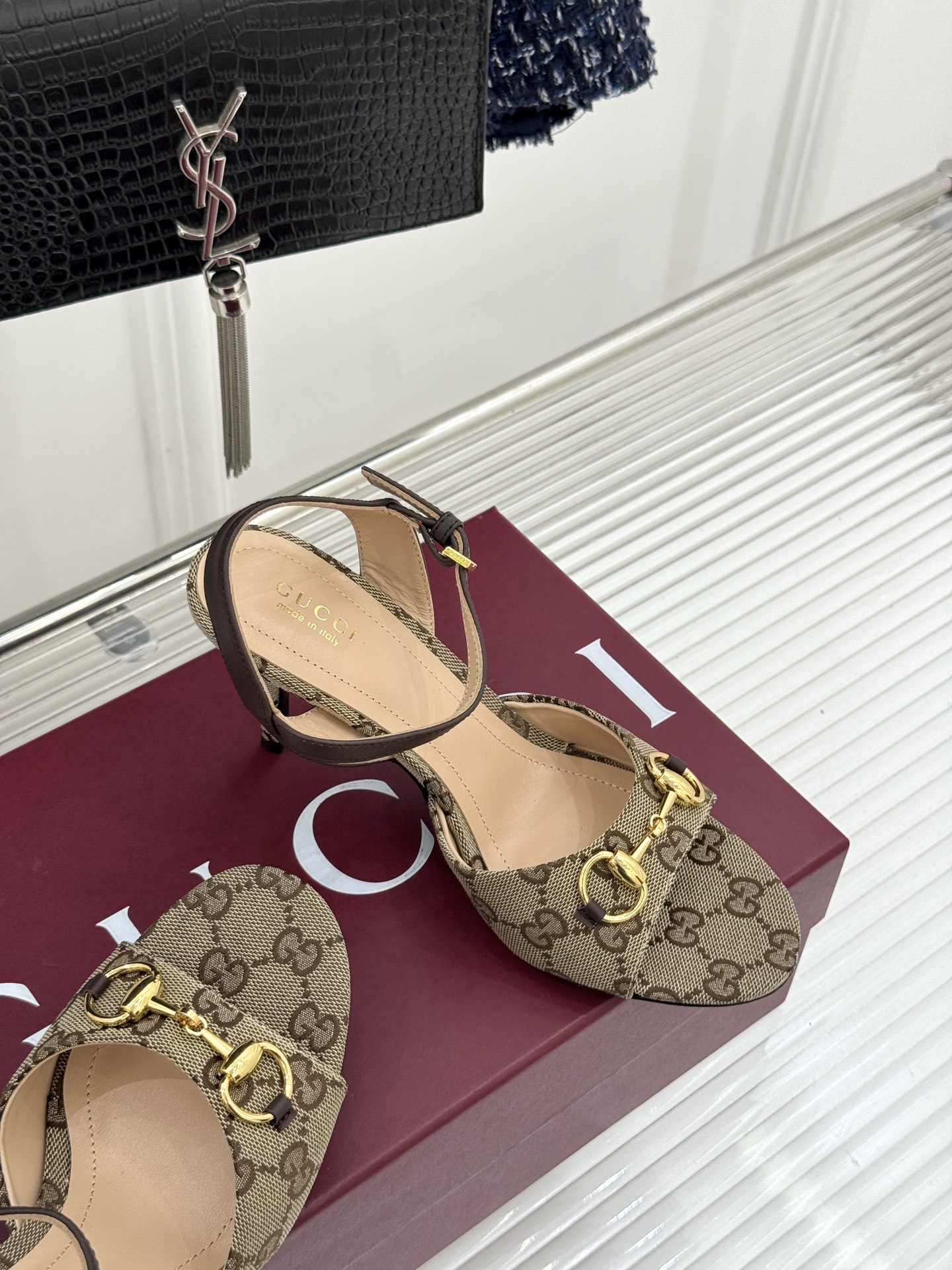 Gucci/古驰26WF新品马衔扣老花鱼嘴高跟凉鞋以经典马衔扣续写意式传奇 。鱼嘴剪裁轻露趾尖纤细猫跟勾