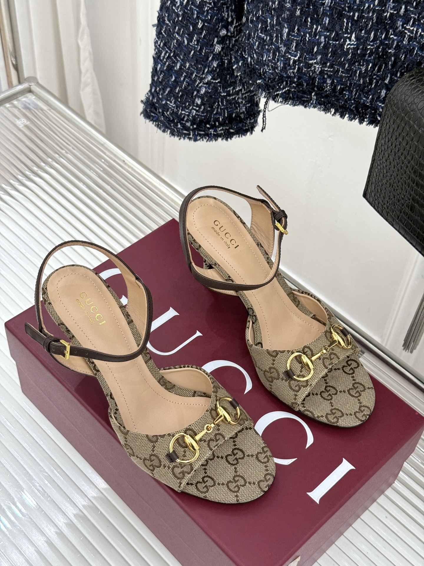 Gucci/古驰26WF新品马衔扣老花鱼嘴高跟凉鞋以经典马衔扣续写意式传奇 。鱼嘴剪裁轻露趾尖纤细猫跟勾