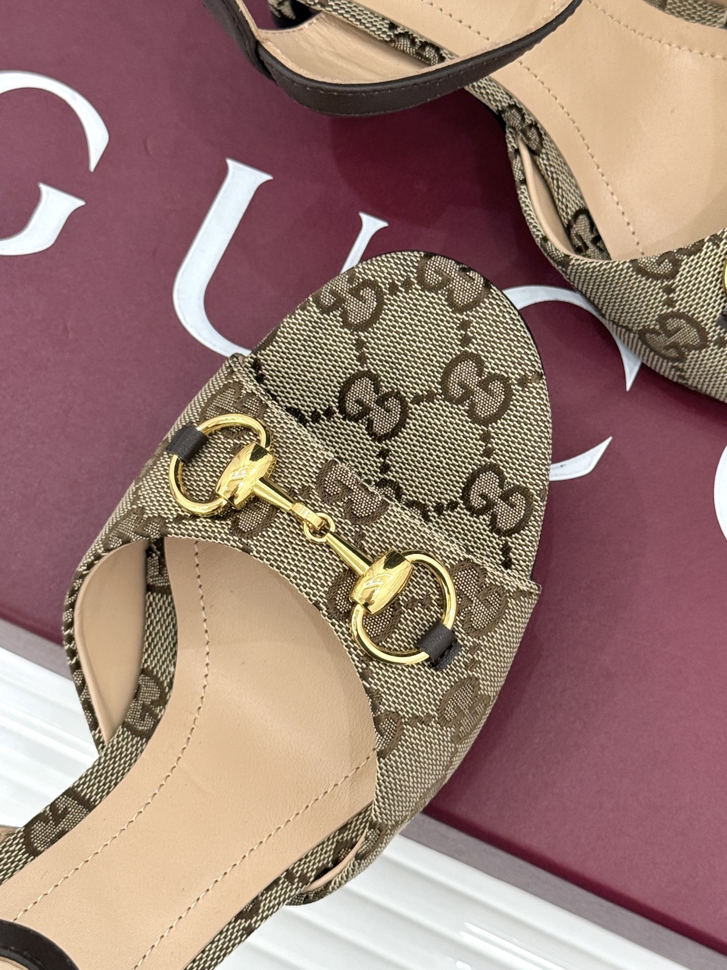 Gucci/古驰26WF新品马衔扣老花鱼嘴高跟凉鞋以经典马衔扣续写意式传奇 。鱼嘴剪裁轻露趾尖纤细猫跟勾