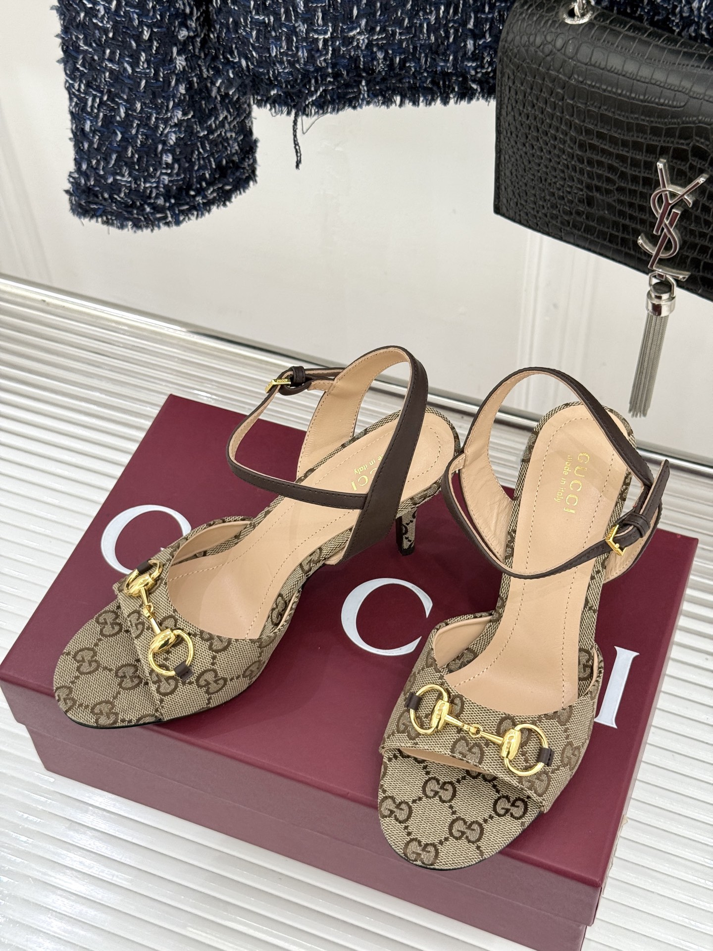 Gucci/古驰26WF新品马衔扣老花鱼嘴高跟凉鞋以经典马衔扣续写意式传奇 。鱼嘴剪裁轻露趾尖纤细猫跟勾