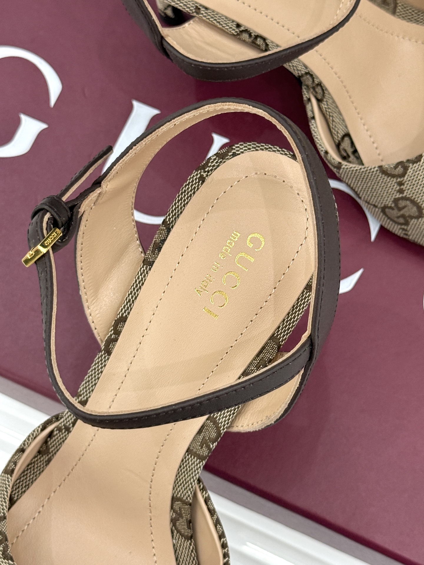 Gucci/古驰26WF新品马衔扣老花鱼嘴高跟凉鞋以经典马衔扣续写意式传奇 。鱼嘴剪裁轻露趾尖纤细猫跟勾