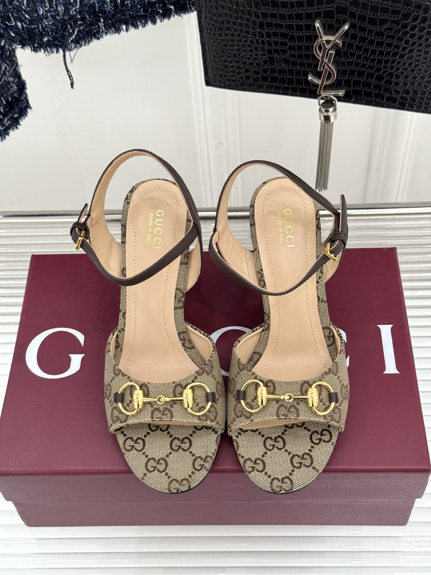 Gucci/古驰26WF新品马衔扣老花鱼嘴高跟凉鞋以经典马衔扣续写意式传奇 。鱼嘴剪裁轻露趾尖纤细猫跟勾