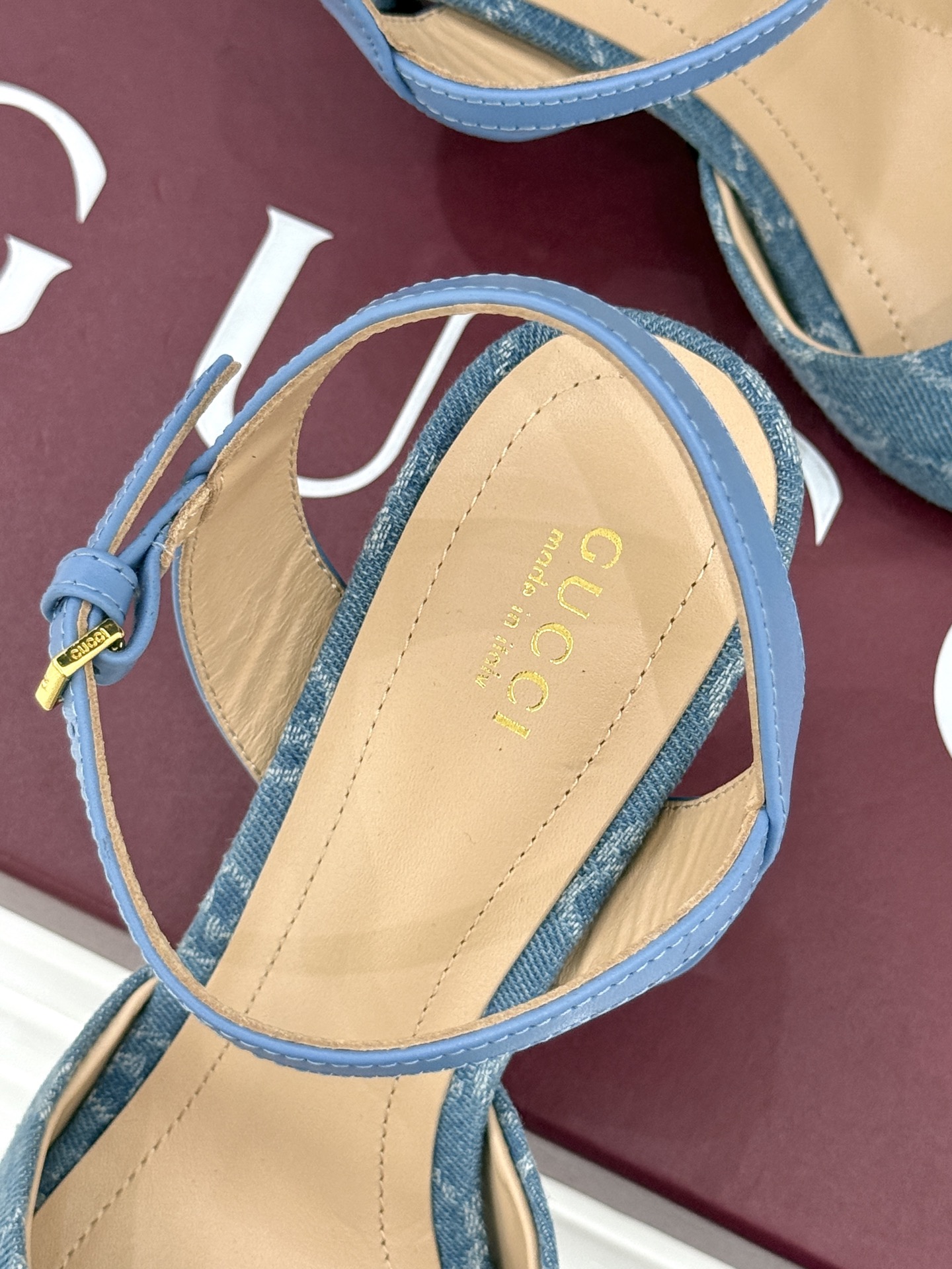 Gucci/古驰26WF新品马衔扣老花鱼嘴高跟凉鞋以经典马衔扣续写意式传奇 。鱼嘴剪裁轻露趾尖纤细猫跟勾