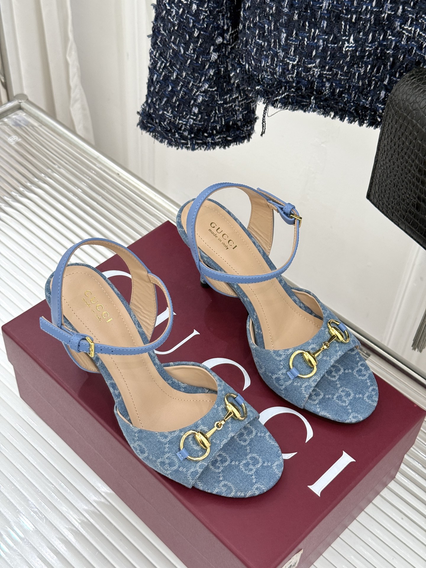 Gucci/古驰26WF新品马衔扣老花鱼嘴高跟凉鞋以经典马衔扣续写意式传奇 。鱼嘴剪裁轻露趾尖纤细猫跟勾