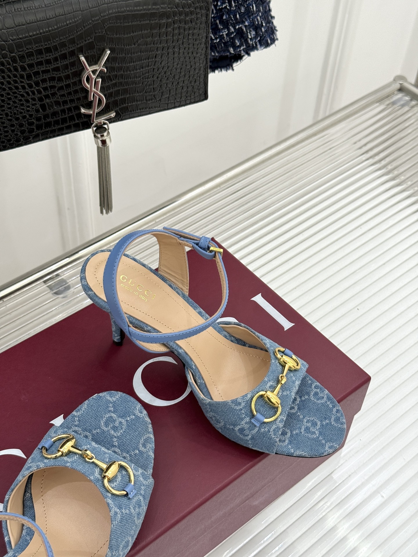 Gucci/古驰26WF新品马衔扣老花鱼嘴高跟凉鞋以经典马衔扣续写意式传奇 。鱼嘴剪裁轻露趾尖纤细猫跟勾