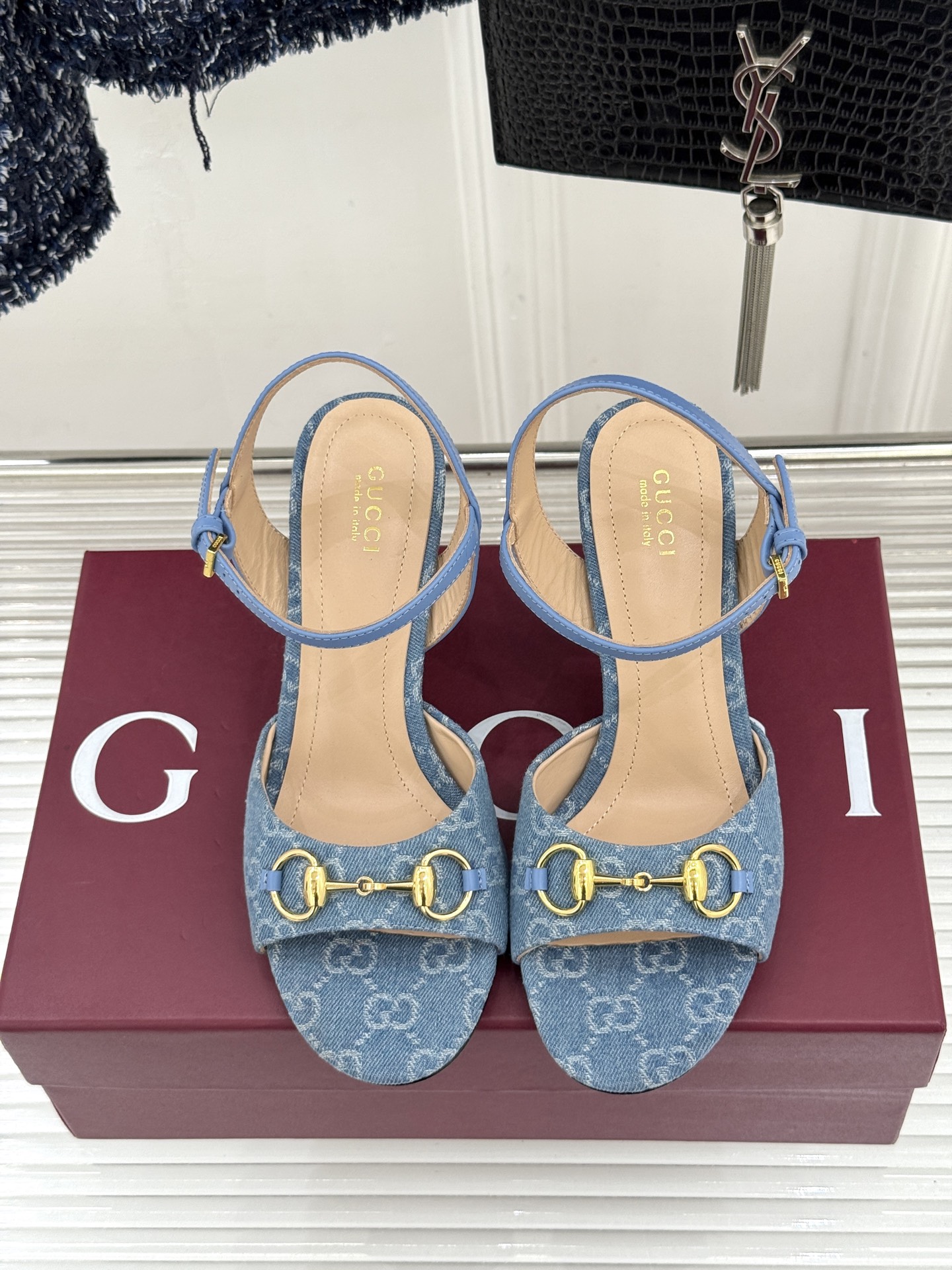 Gucci/古驰26WF新品马衔扣老花鱼嘴高跟凉鞋以经典马衔扣续写意式传奇 。鱼嘴剪裁轻露趾尖纤细猫跟勾