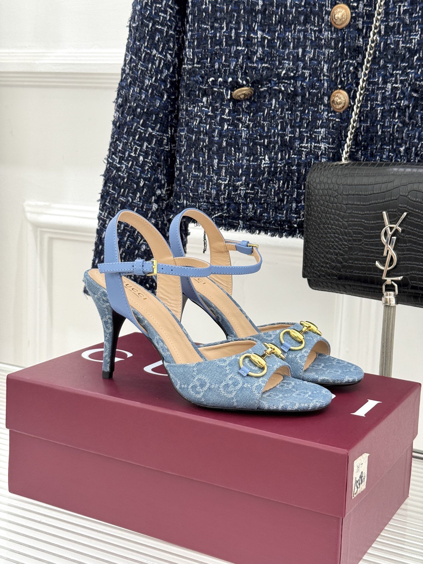 Gucci/古驰26WF新品马衔扣老花鱼嘴高跟凉鞋以经典马衔扣续写意式传奇 。鱼嘴剪裁轻露趾尖纤细猫跟勾