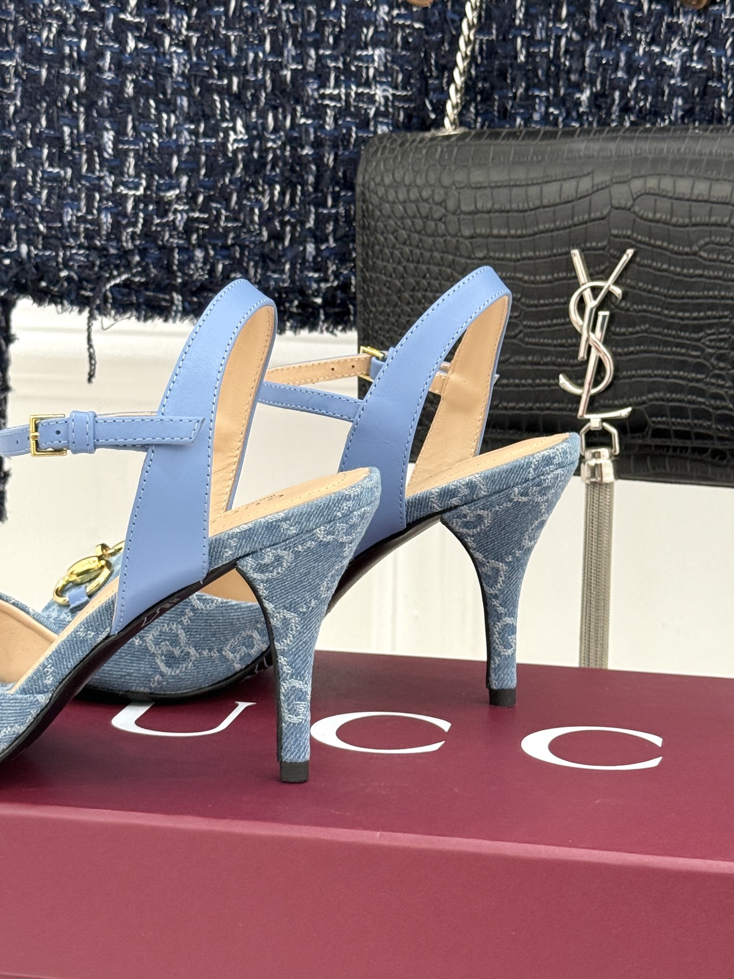 Gucci/古驰26WF新品马衔扣老花鱼嘴高跟凉鞋以经典马衔扣续写意式传奇 。鱼嘴剪裁轻露趾尖纤细猫跟勾