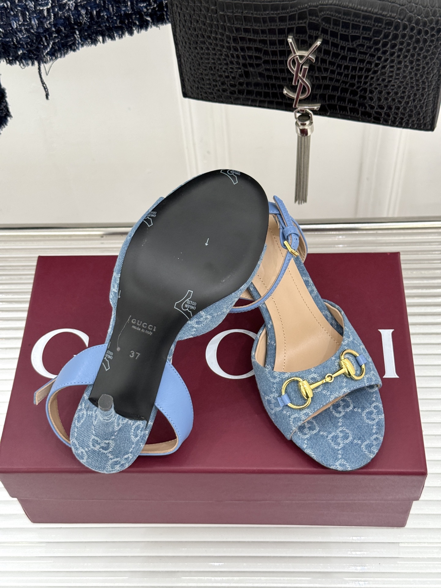 Gucci/古驰26WF新品马衔扣老花鱼嘴高跟凉鞋以经典马衔扣续写意式传奇 。鱼嘴剪裁轻露趾尖纤细猫跟勾