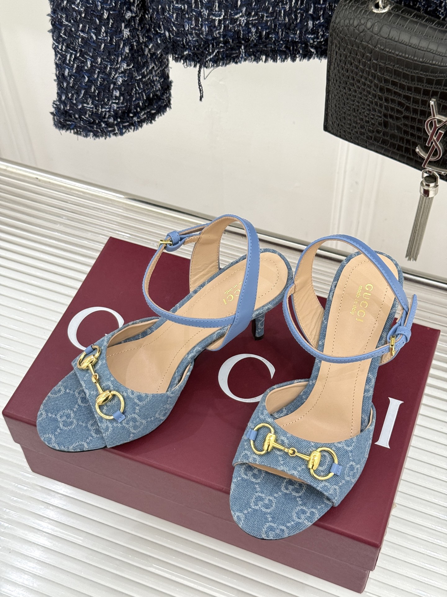 Gucci/古驰26WF新品马衔扣老花鱼嘴高跟凉鞋以经典马衔扣续写意式传奇 。鱼嘴剪裁轻露趾尖纤细猫跟勾