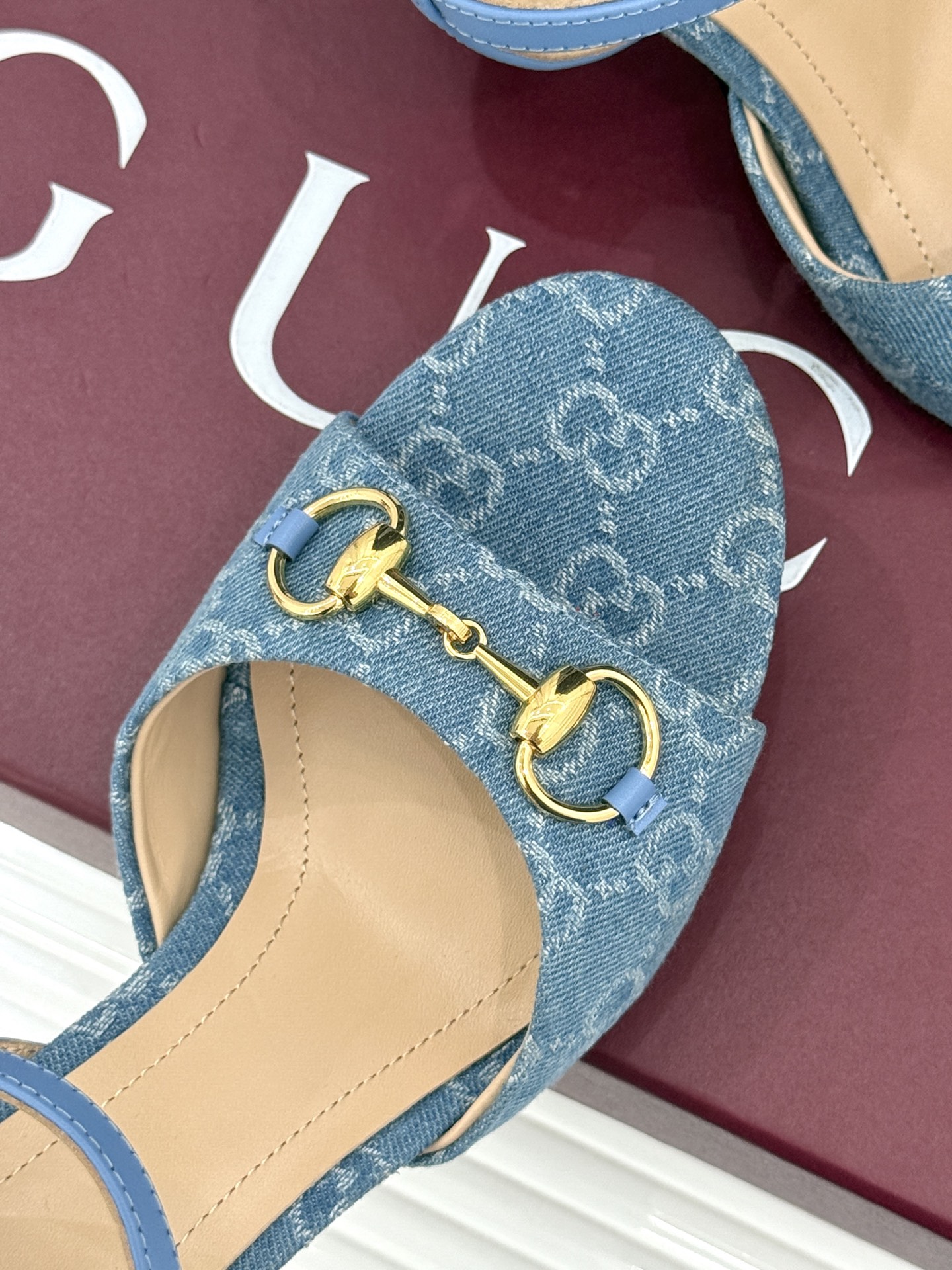 Gucci/古驰26WF新品马衔扣老花鱼嘴高跟凉鞋以经典马衔扣续写意式传奇 。鱼嘴剪裁轻露趾尖纤细猫跟勾