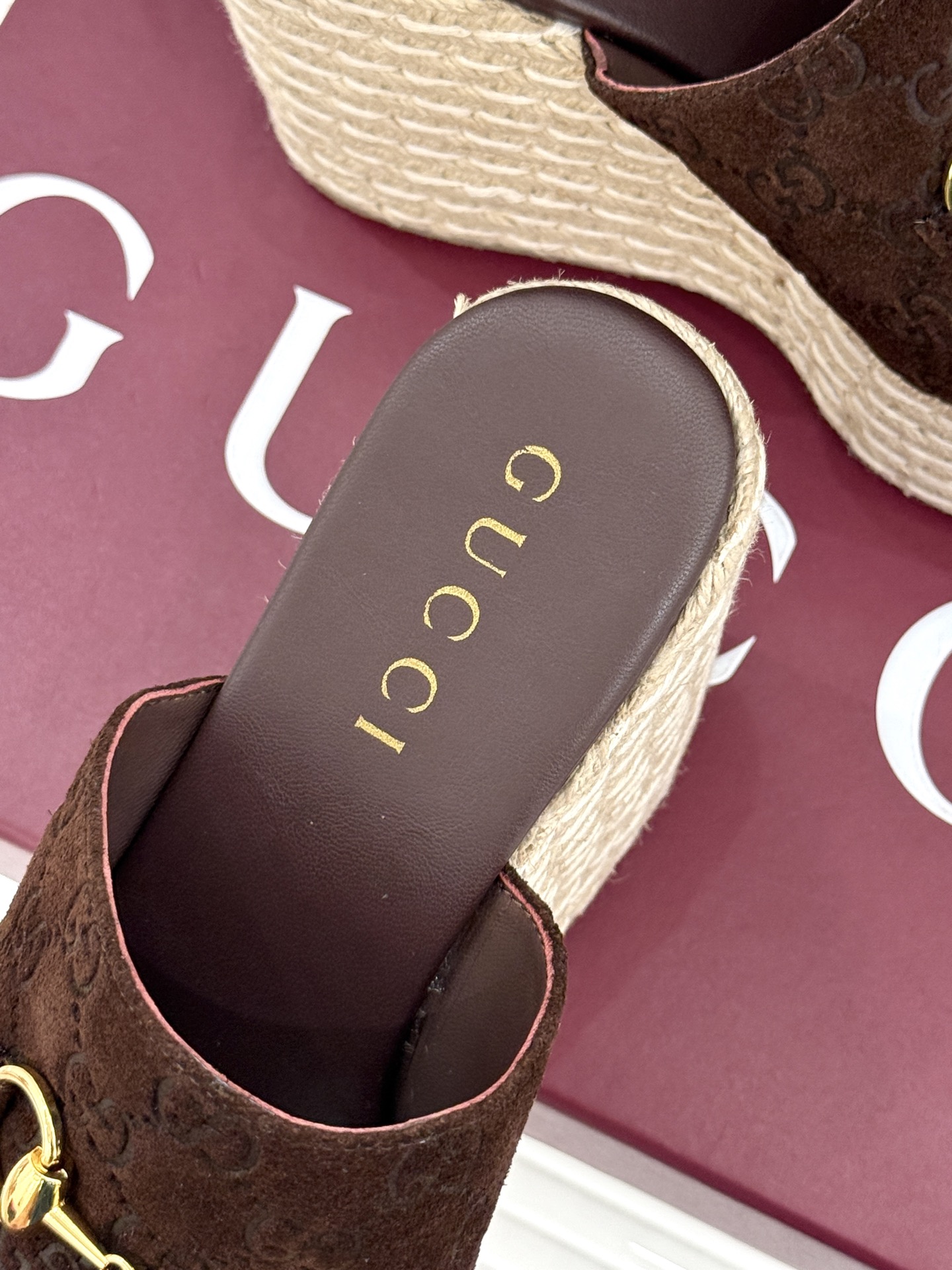 Gucci/古驰26WF新品马衔扣厚底坡跟鱼嘴拖鞋以马术基因碰撞夏日松弛感。标志性浅金马衔扣缀于鞋身复刻