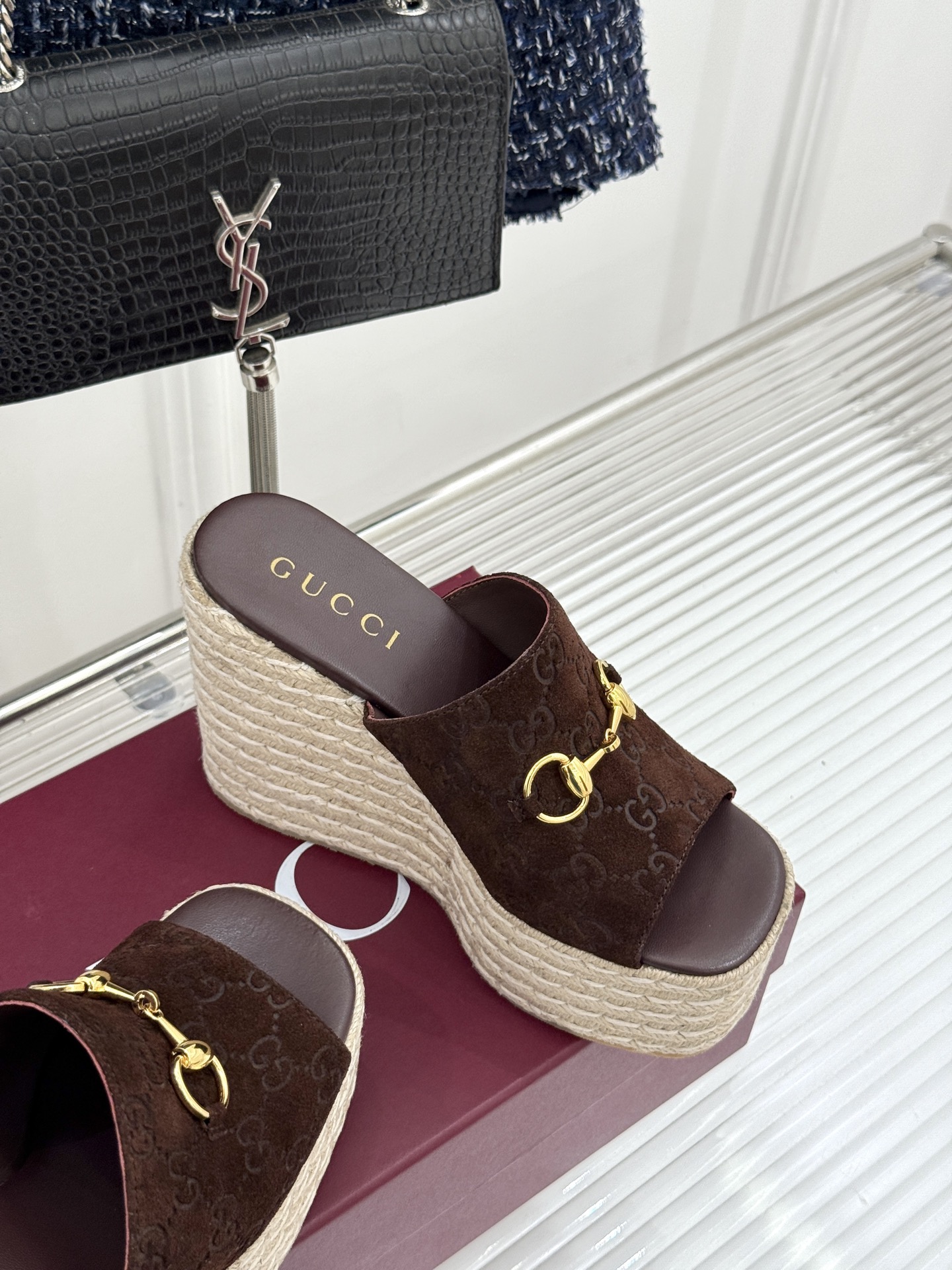 Gucci/古驰26WF新品马衔扣厚底坡跟鱼嘴拖鞋以马术基因碰撞夏日松弛感。标志性浅金马衔扣缀于鞋身复刻