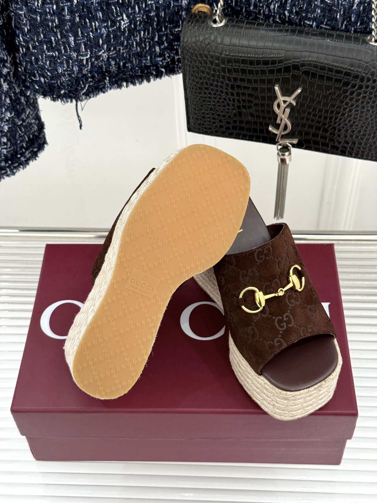Gucci/古驰26WF新品马衔扣厚底坡跟鱼嘴拖鞋以马术基因碰撞夏日松弛感。标志性浅金马衔扣缀于鞋身复刻