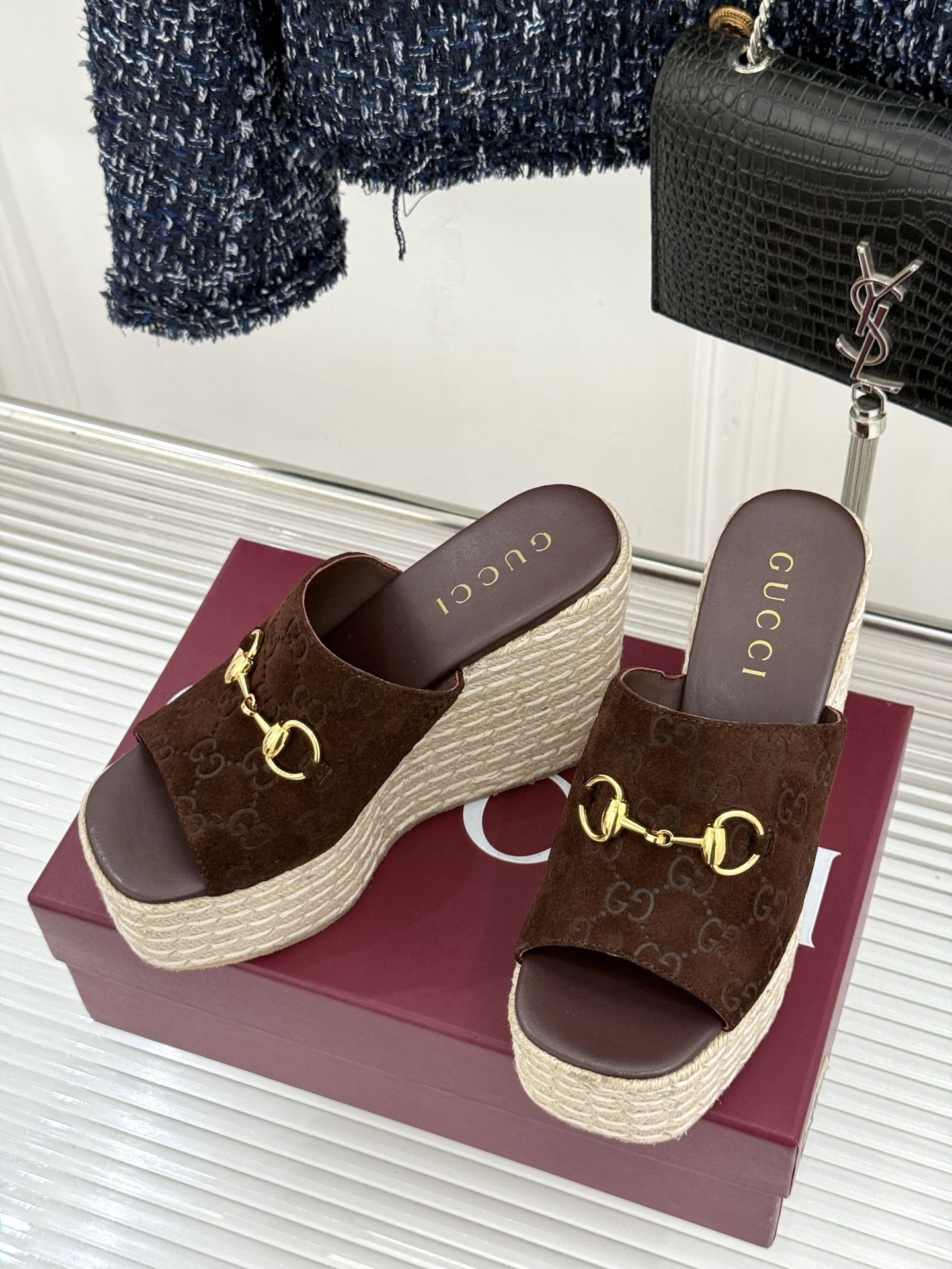 Gucci/古驰26WF新品马衔扣厚底坡跟鱼嘴拖鞋以马术基因碰撞夏日松弛感。标志性浅金马衔扣缀于鞋身复刻