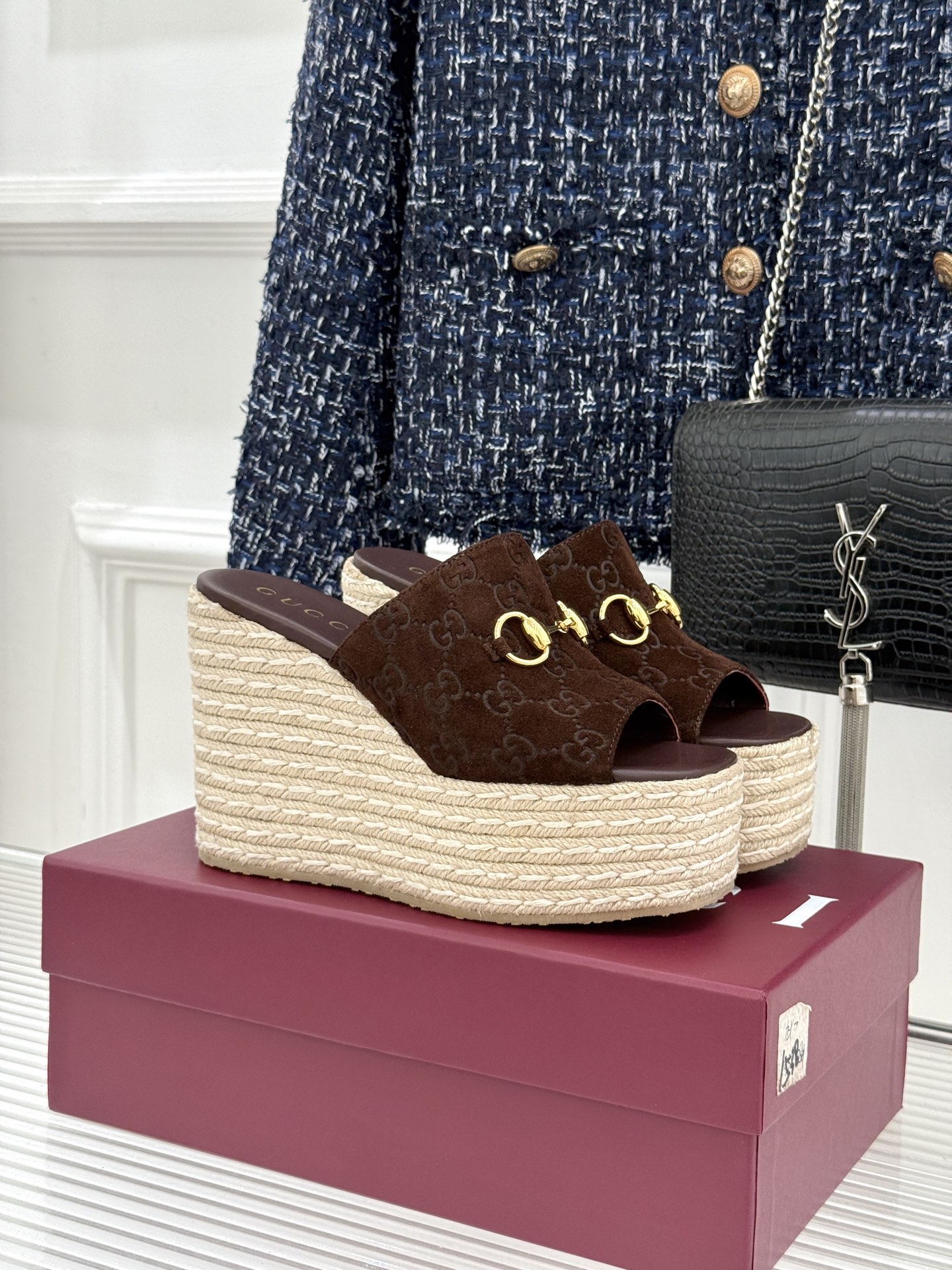 Gucci/古驰26WF新品马衔扣厚底坡跟鱼嘴拖鞋以马术基因碰撞夏日松弛感。标志性浅金马衔扣缀于鞋身复刻