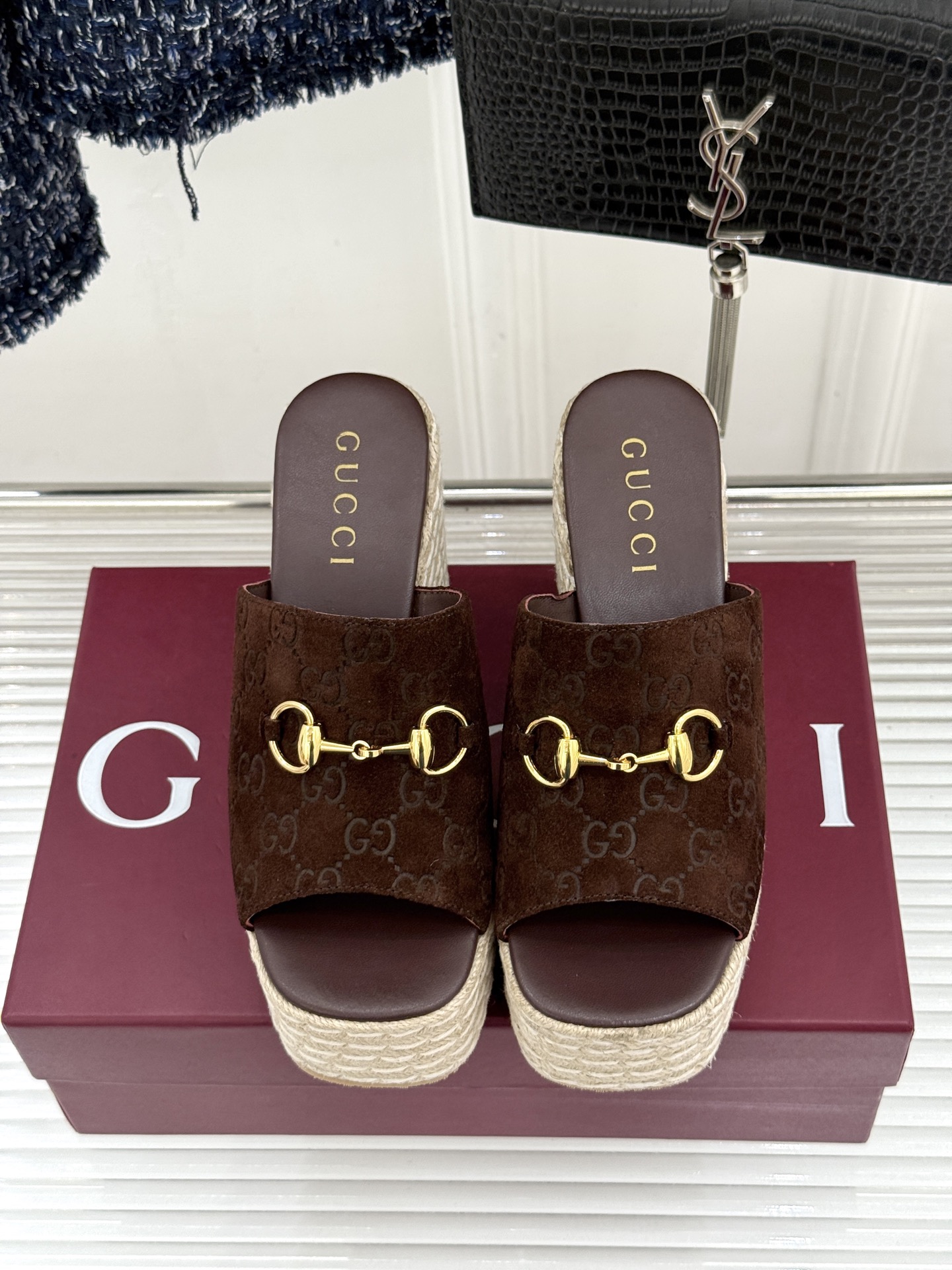 Gucci/古驰26WF新品马衔扣厚底坡跟鱼嘴拖鞋以马术基因碰撞夏日松弛感。标志性浅金马衔扣缀于鞋身复刻