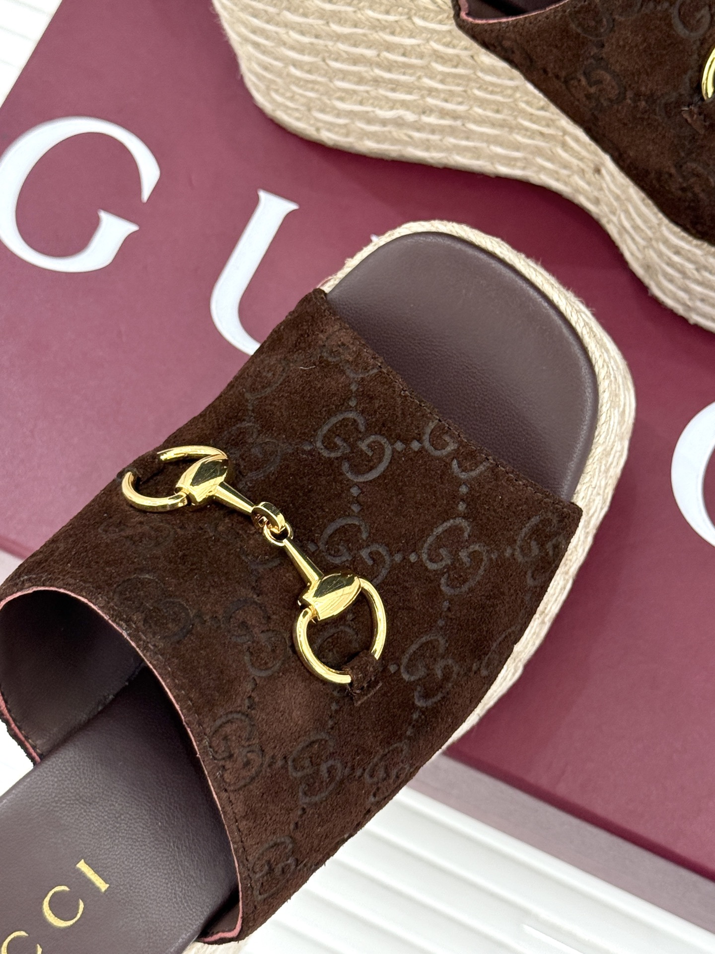 Gucci/古驰26WF新品马衔扣厚底坡跟鱼嘴拖鞋以马术基因碰撞夏日松弛感。标志性浅金马衔扣缀于鞋身复刻