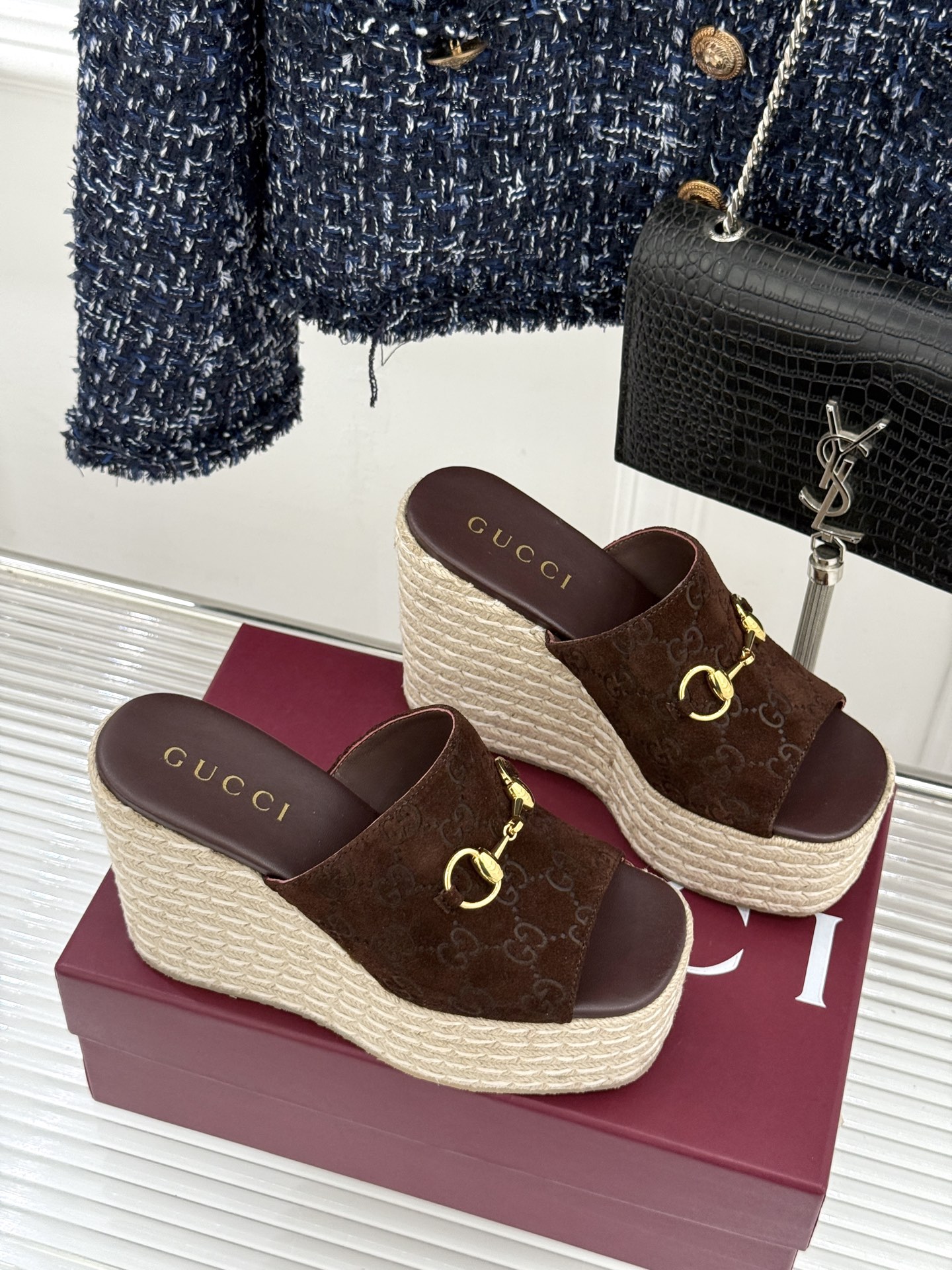 Gucci/古驰26WF新品马衔扣厚底坡跟鱼嘴拖鞋以马术基因碰撞夏日松弛感。标志性浅金马衔扣缀于鞋身复刻