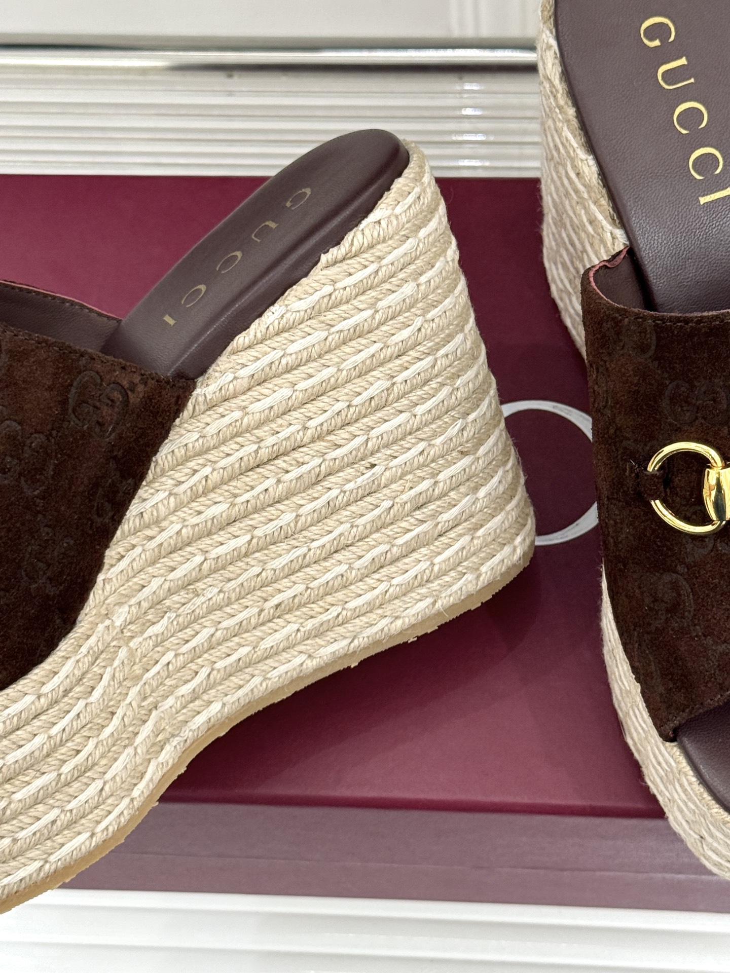 Gucci/古驰26WF新品马衔扣厚底坡跟鱼嘴拖鞋以马术基因碰撞夏日松弛感。标志性浅金马衔扣缀于鞋身复刻