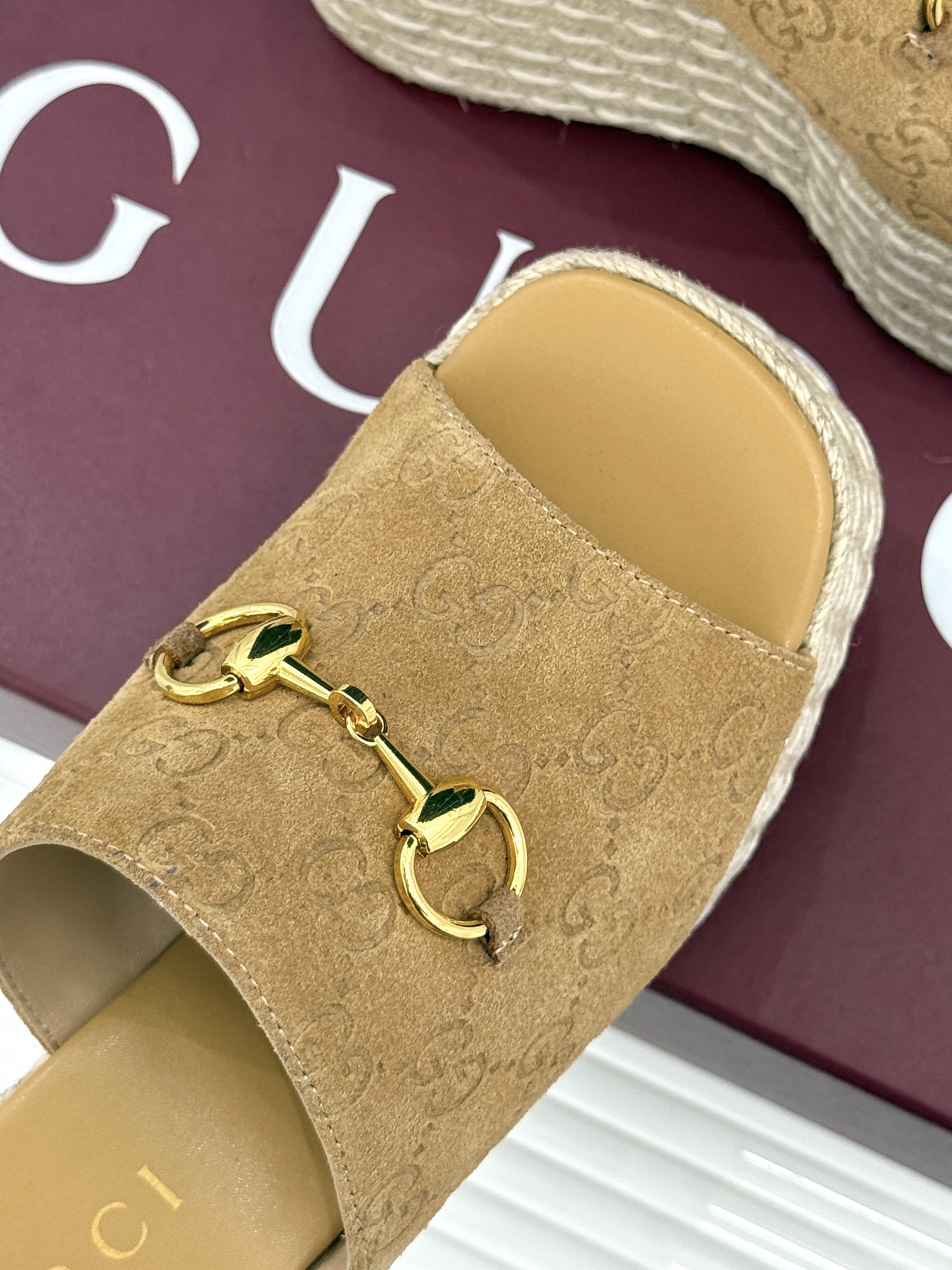 Gucci/古驰26WF新品马衔扣厚底坡跟鱼嘴拖鞋以马术基因碰撞夏日松弛感。标志性浅金马衔扣缀于鞋身复刻