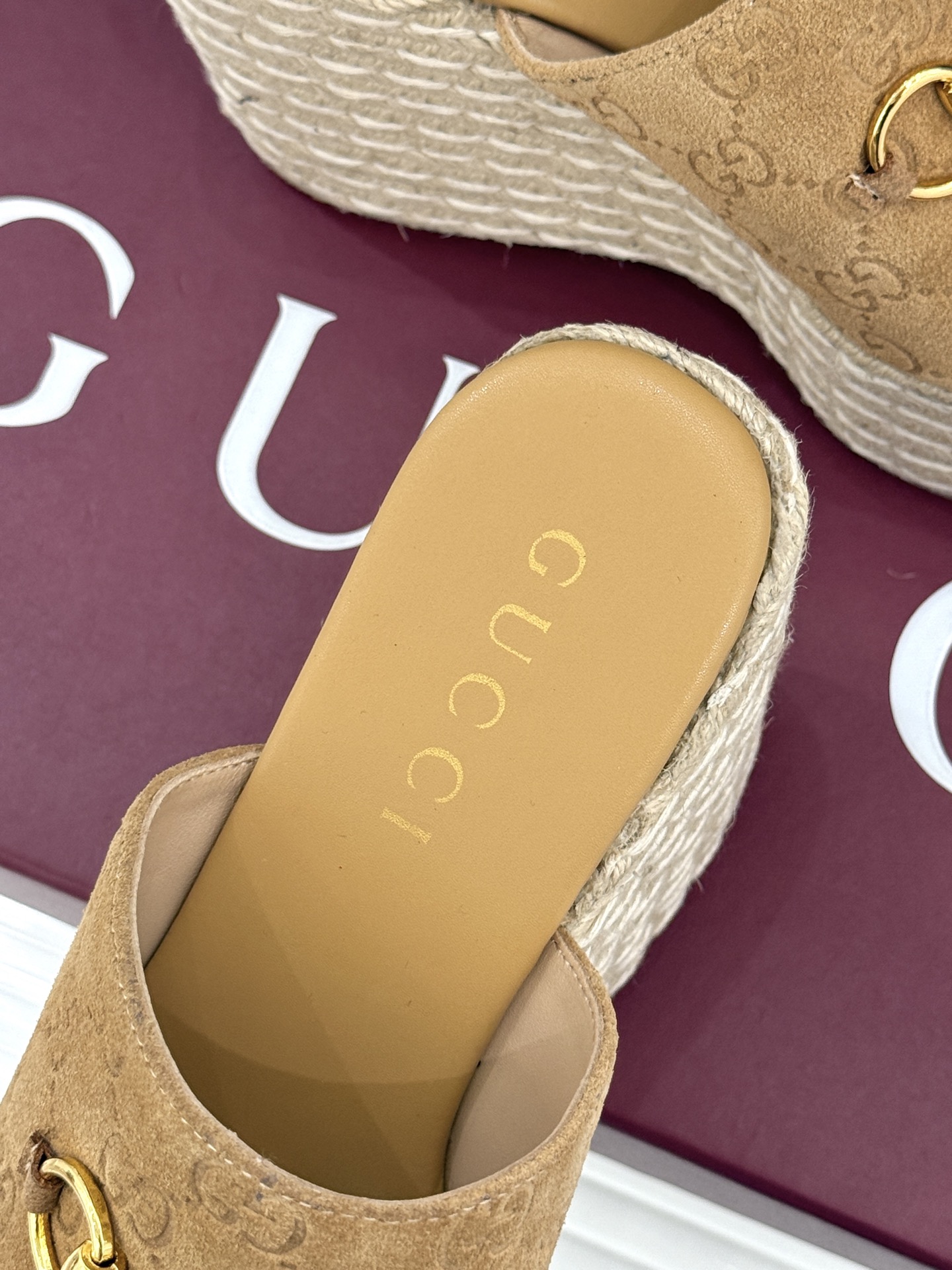 Gucci/古驰26WF新品马衔扣厚底坡跟鱼嘴拖鞋以马术基因碰撞夏日松弛感。标志性浅金马衔扣缀于鞋身复刻