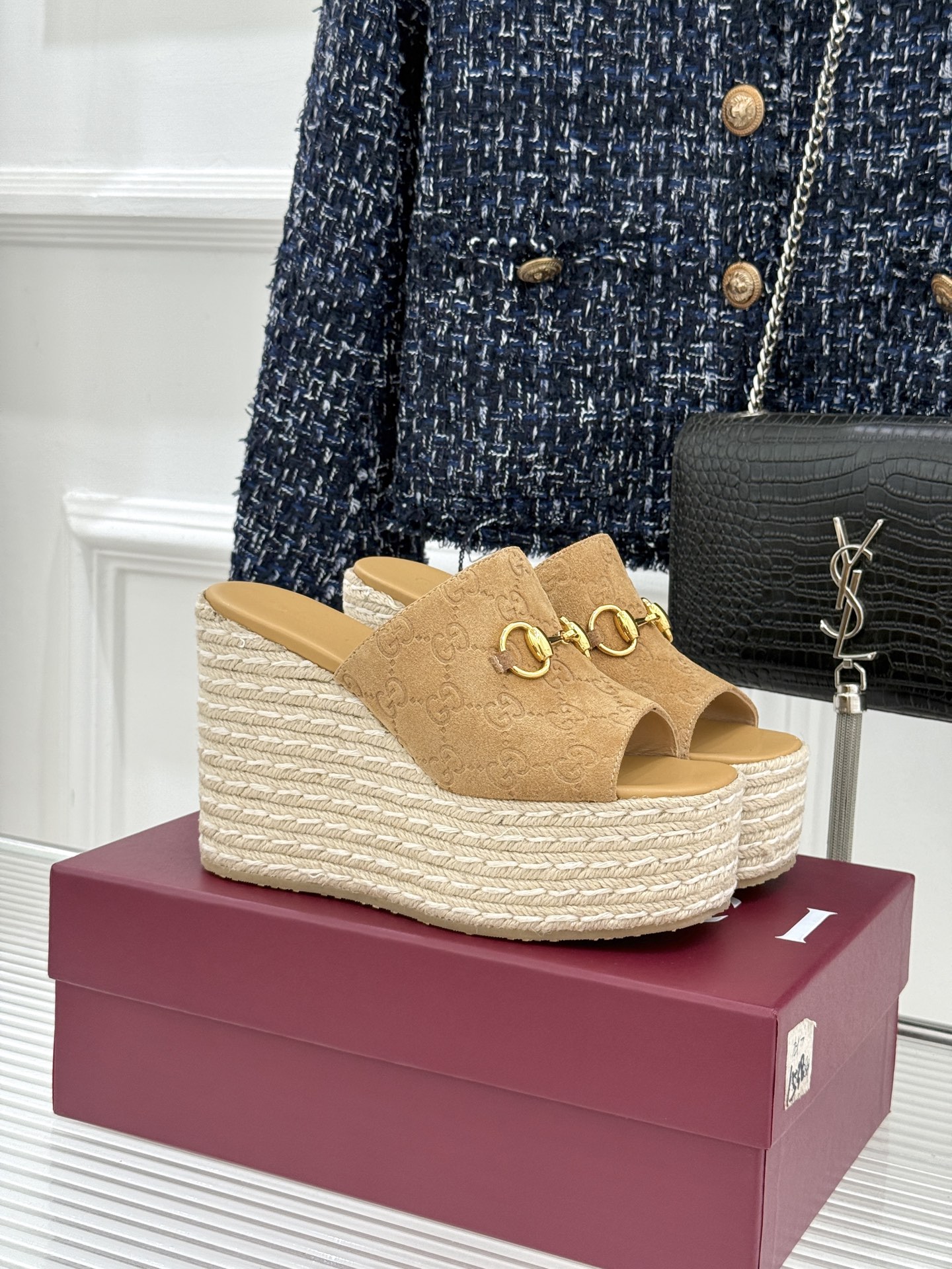 Gucci/古驰26WF新品马衔扣厚底坡跟鱼嘴拖鞋以马术基因碰撞夏日松弛感。标志性浅金马衔扣缀于鞋身复刻