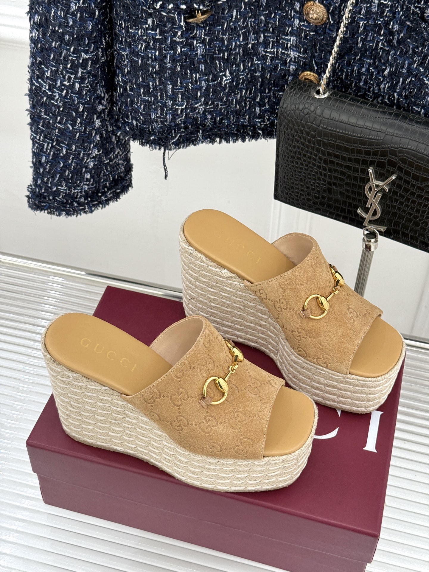 Gucci/古驰26WF新品马衔扣厚底坡跟鱼嘴拖鞋以马术基因碰撞夏日松弛感。标志性浅金马衔扣缀于鞋身复刻