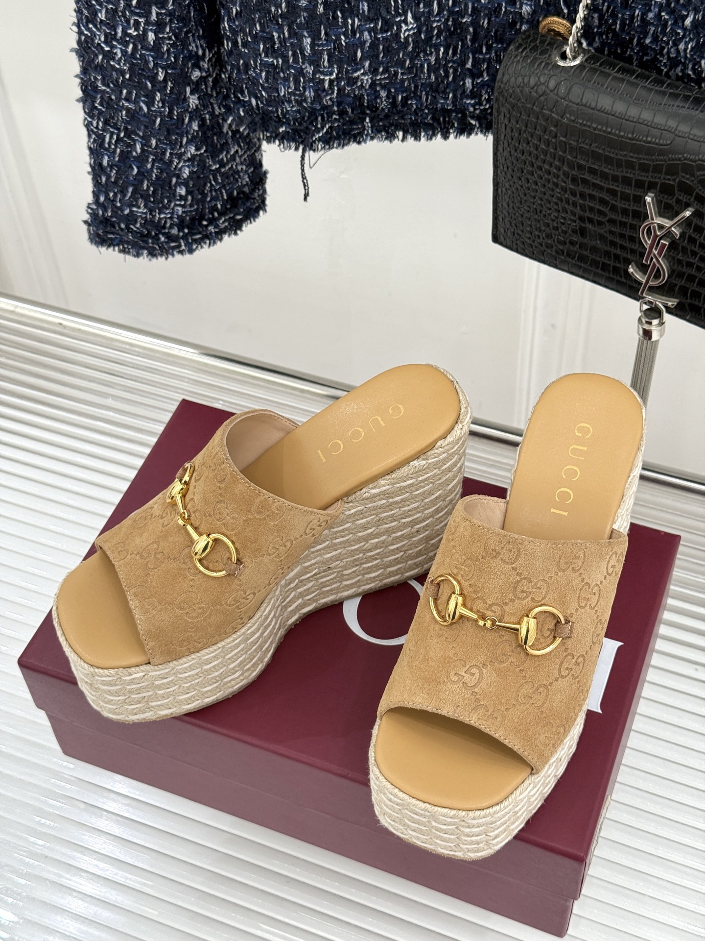 Gucci/古驰26WF新品马衔扣厚底坡跟鱼嘴拖鞋以马术基因碰撞夏日松弛感。标志性浅金马衔扣缀于鞋身复刻