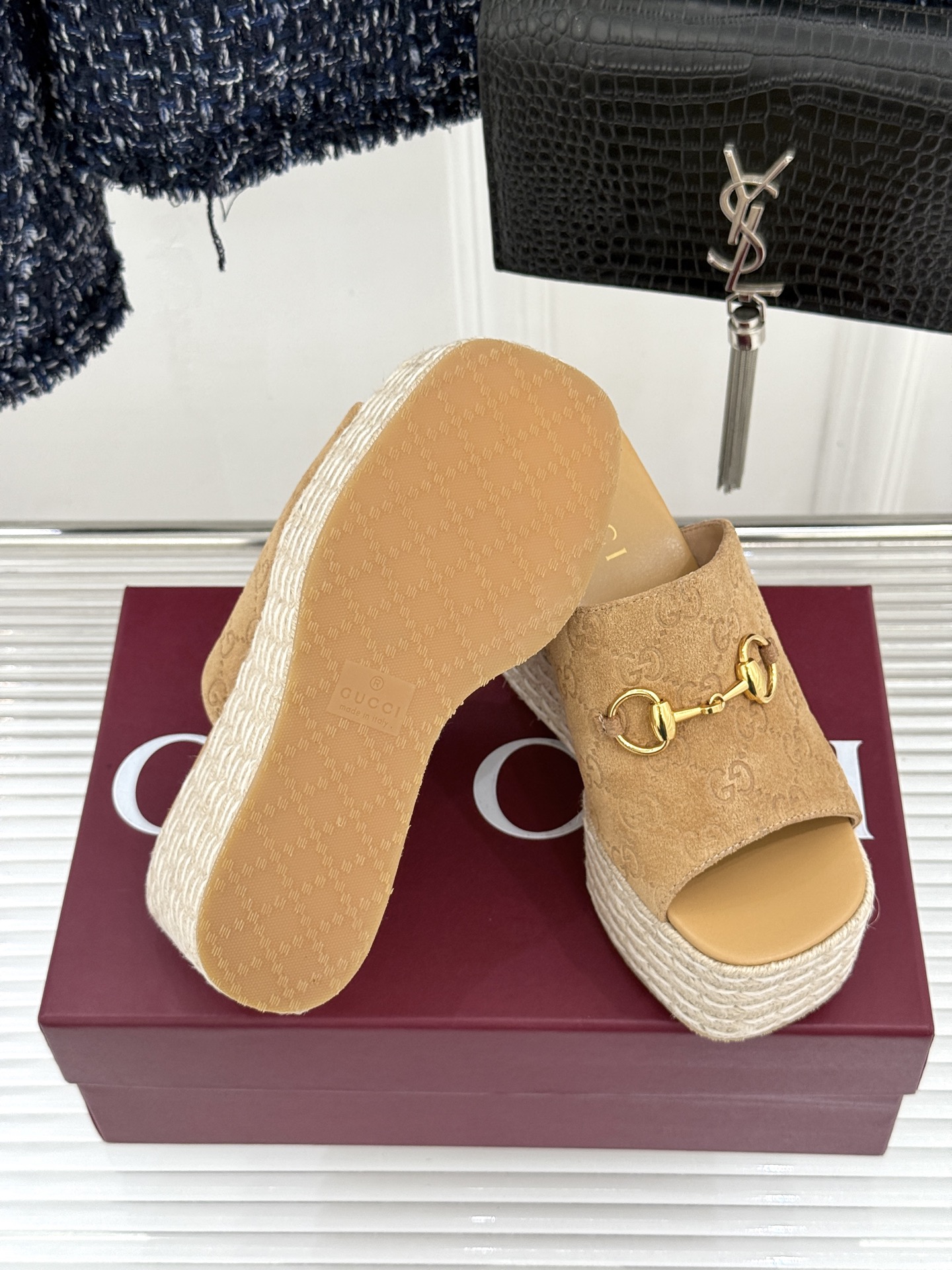 Gucci/古驰26WF新品马衔扣厚底坡跟鱼嘴拖鞋以马术基因碰撞夏日松弛感。标志性浅金马衔扣缀于鞋身复刻