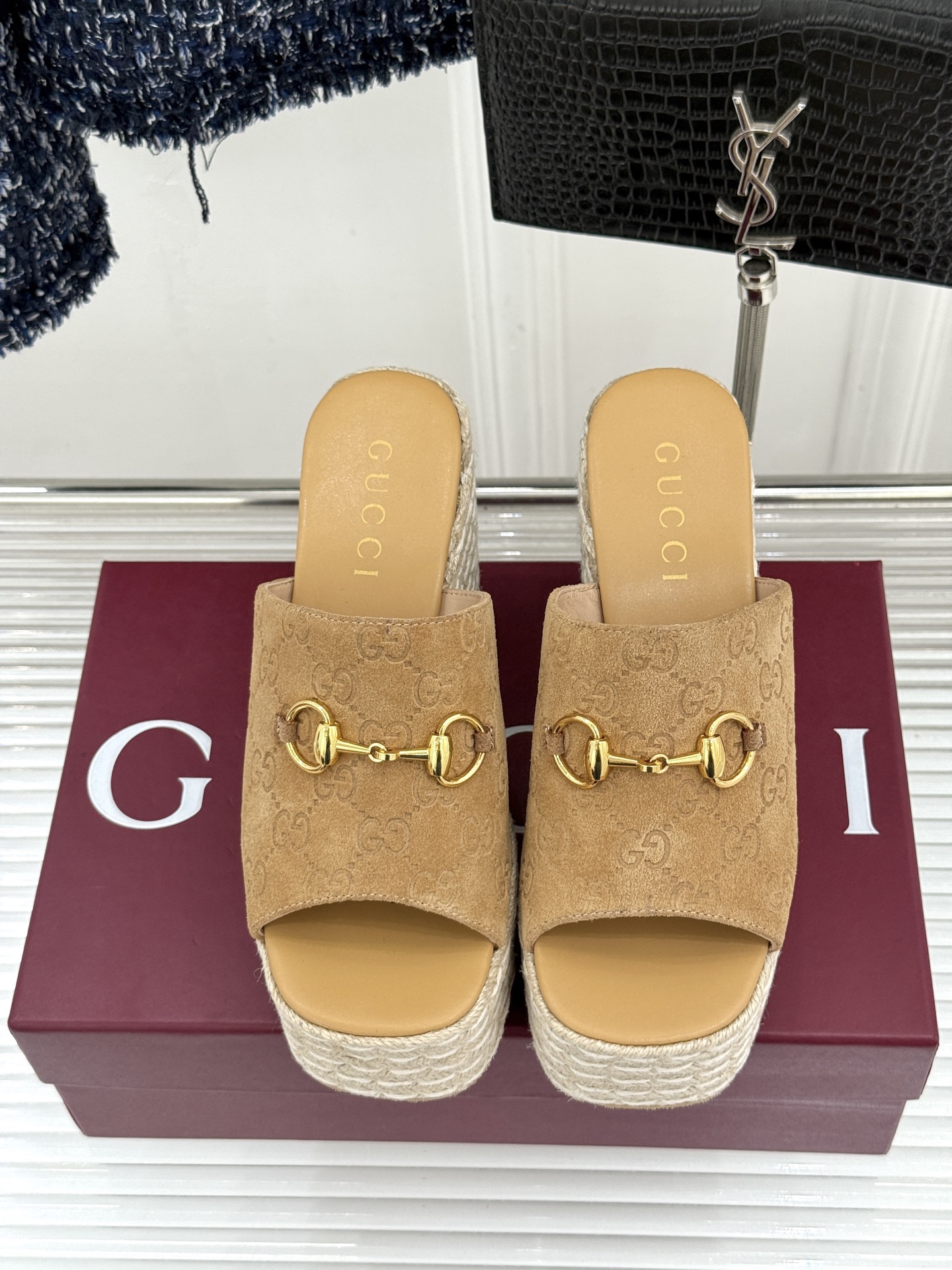 Gucci/古驰26WF新品马衔扣厚底坡跟鱼嘴拖鞋以马术基因碰撞夏日松弛感。标志性浅金马衔扣缀于鞋身复刻