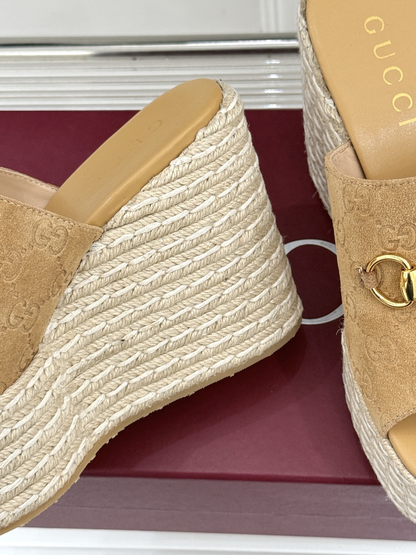 Gucci/古驰26WF新品马衔扣厚底坡跟鱼嘴拖鞋以马术基因碰撞夏日松弛感。标志性浅金马衔扣缀于鞋身复刻