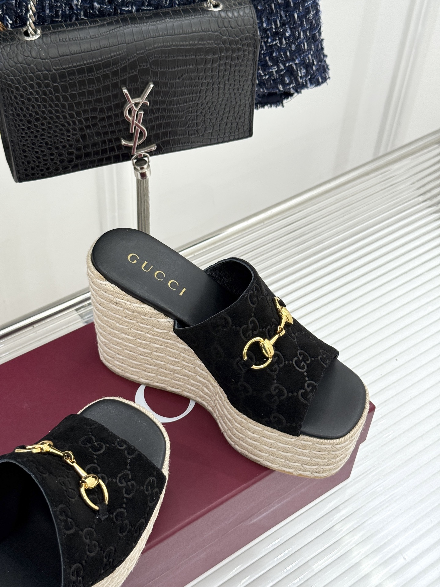 Gucci/古驰26WF新品马衔扣厚底坡跟鱼嘴拖鞋以马术基因碰撞夏日松弛感。标志性浅金马衔扣缀于鞋身复刻