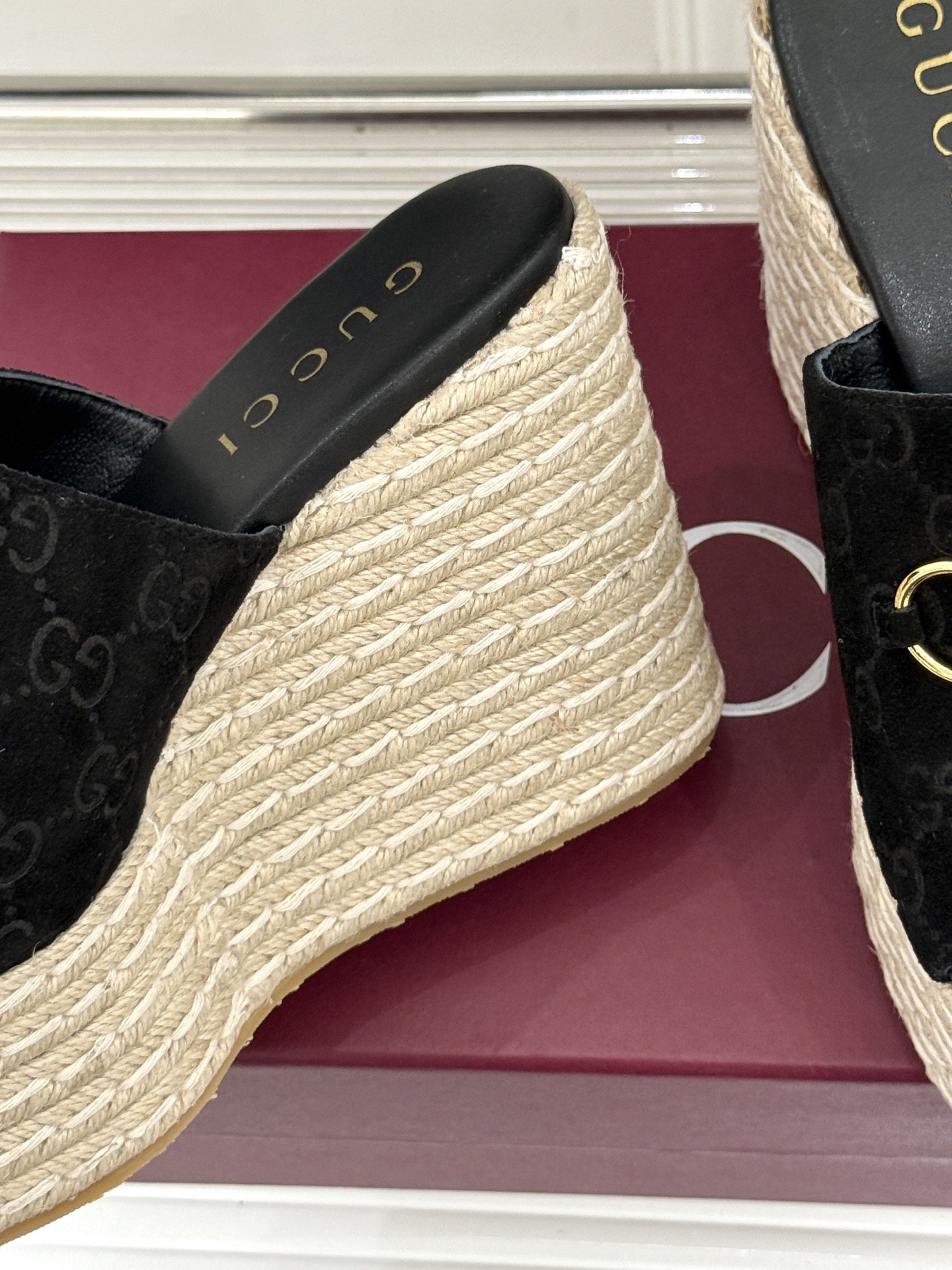 Gucci/古驰26WF新品马衔扣厚底坡跟鱼嘴拖鞋以马术基因碰撞夏日松弛感。标志性浅金马衔扣缀于鞋身复刻