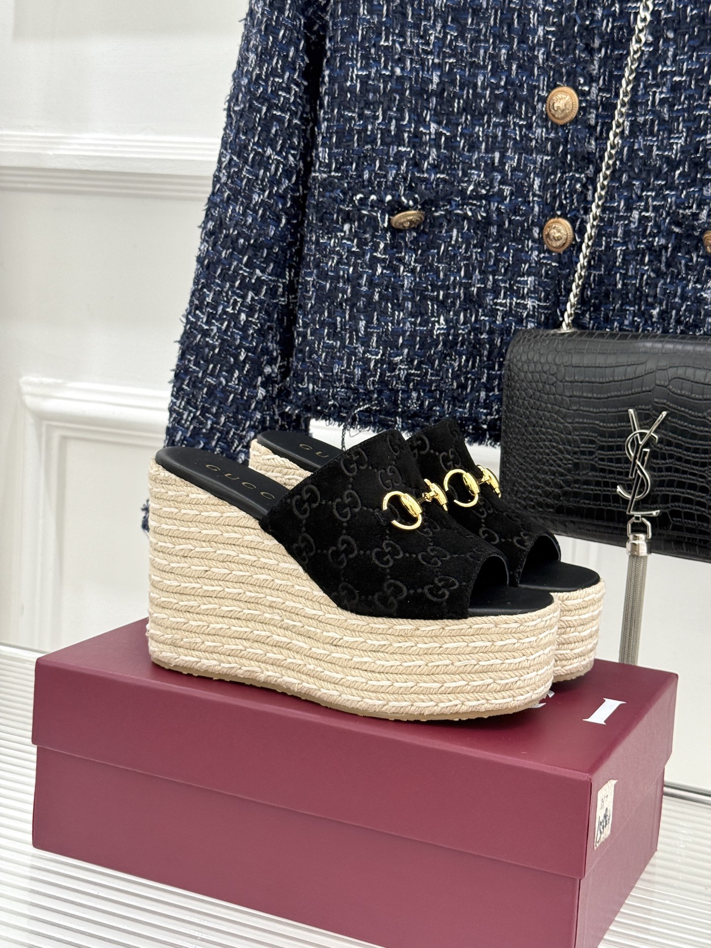 Gucci/古驰26WF新品马衔扣厚底坡跟鱼嘴拖鞋以马术基因碰撞夏日松弛感。标志性浅金马衔扣缀于鞋身复刻